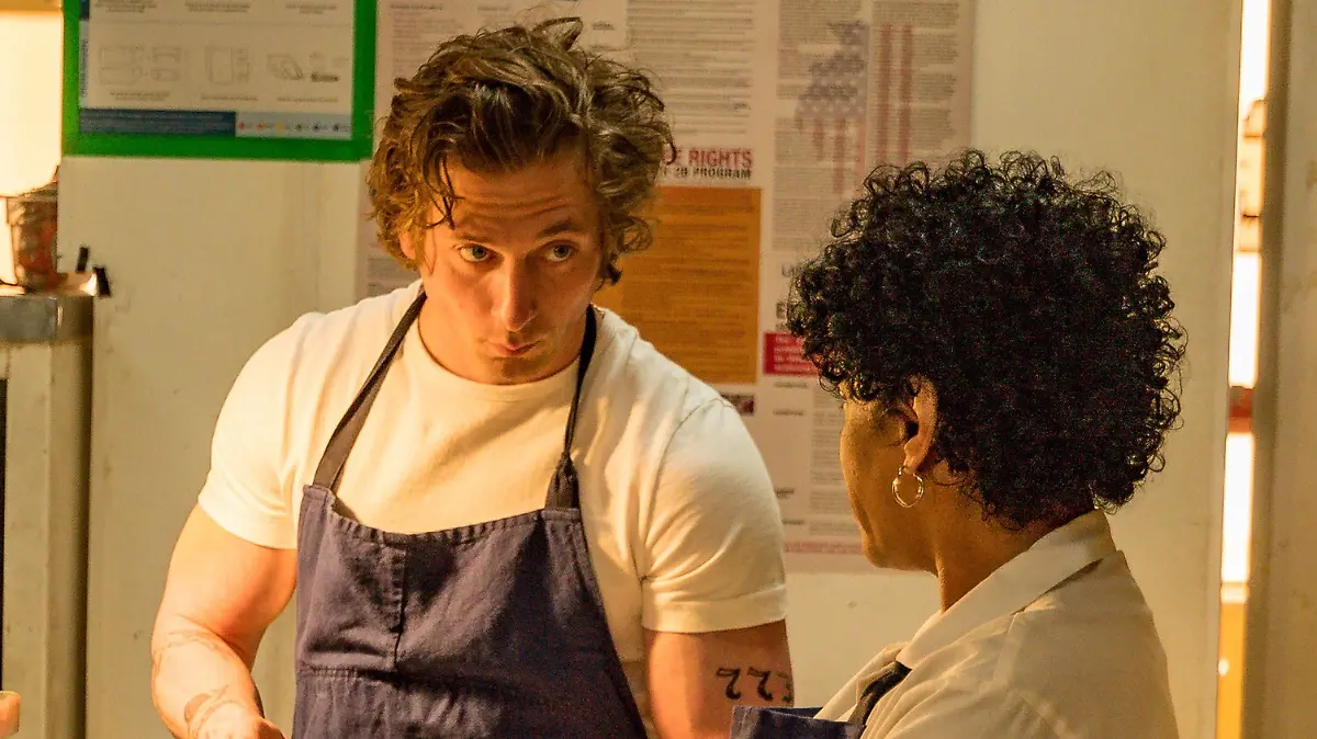 Jeremy Allen White im weißen T-Shirt in der Serie „The Bear”