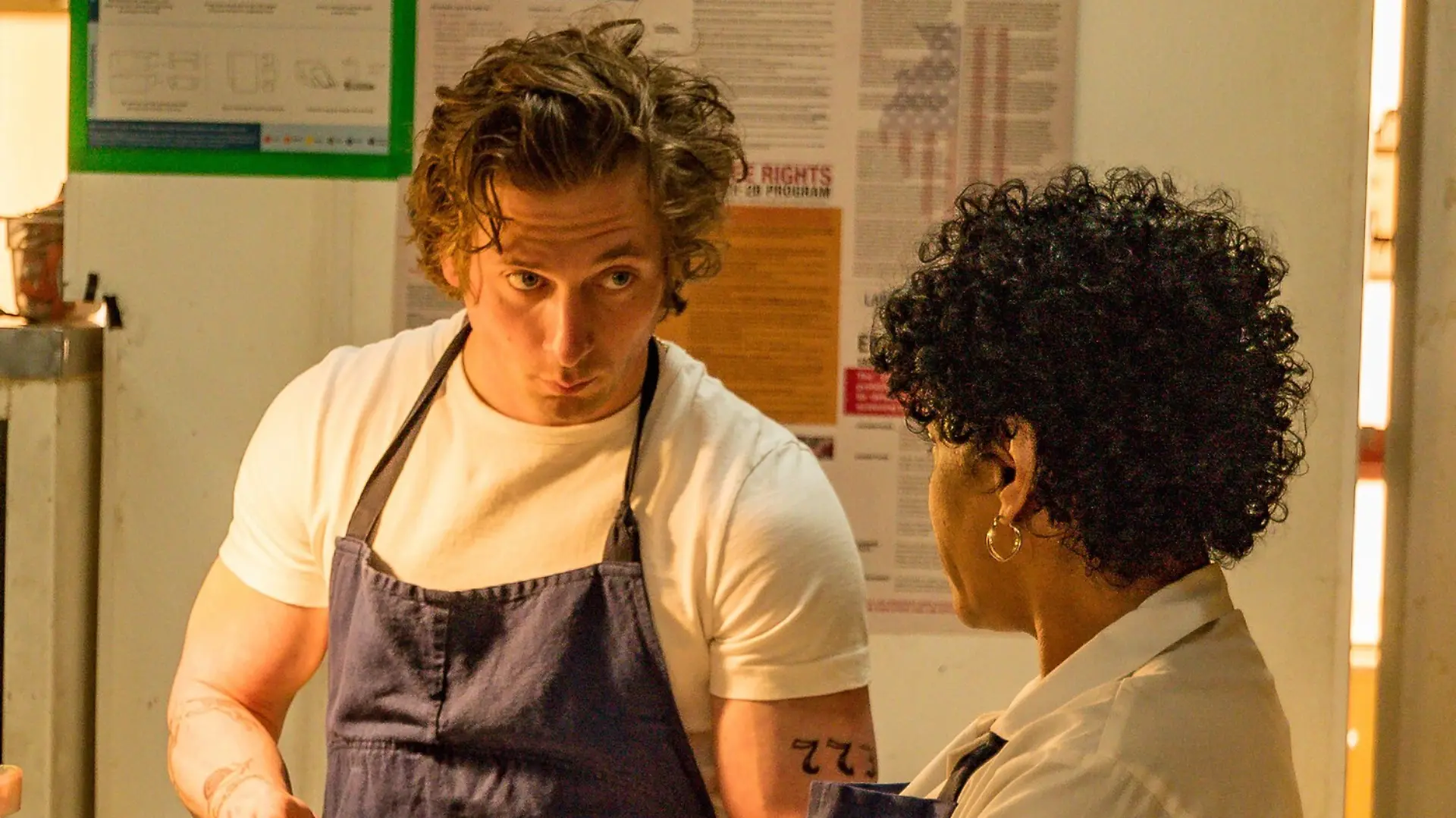 Jeremy Allen White im weißen T-Shirt in der Serie „The Bear”