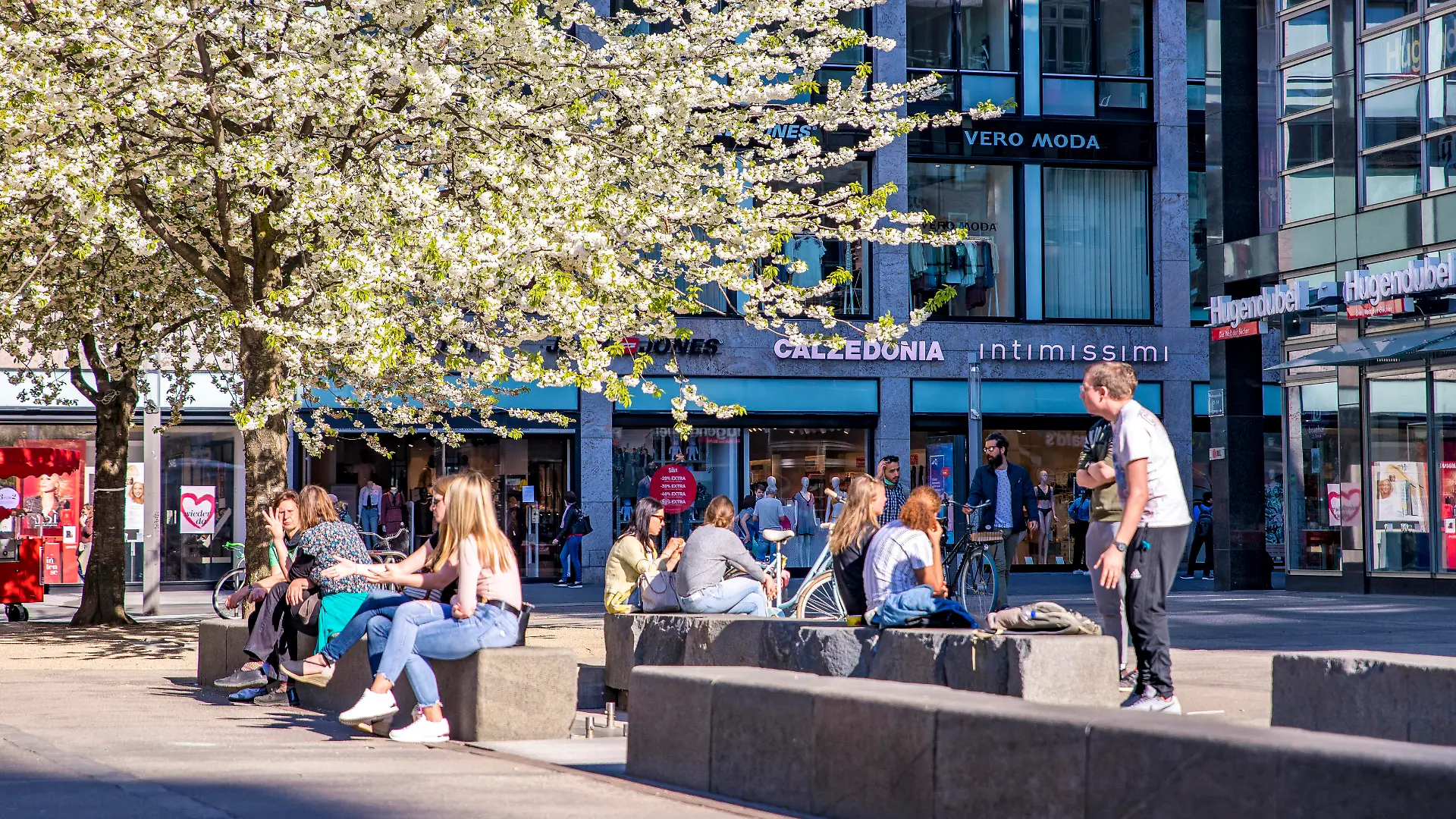 Seit Montag, 20. April 2020 dürfen in Leipzig bzw. ganz Sachsen wieder Geschäfte bis zu einer Größe von 800 Quadratmetern öffnen. Das Abstandsgebot ist hierbei oberstes Kriterium. Die Menschen stehen Schlange vor den Geschäften und halten Abstand zueinander. *** Since Monday, 20 April 2020, shops up to 800 square metres in size may be opened again in Leipzig and the whole of Saxony The distance requirement is the top criterion here People are queuing up in front of the shops and keeping their distance from each other