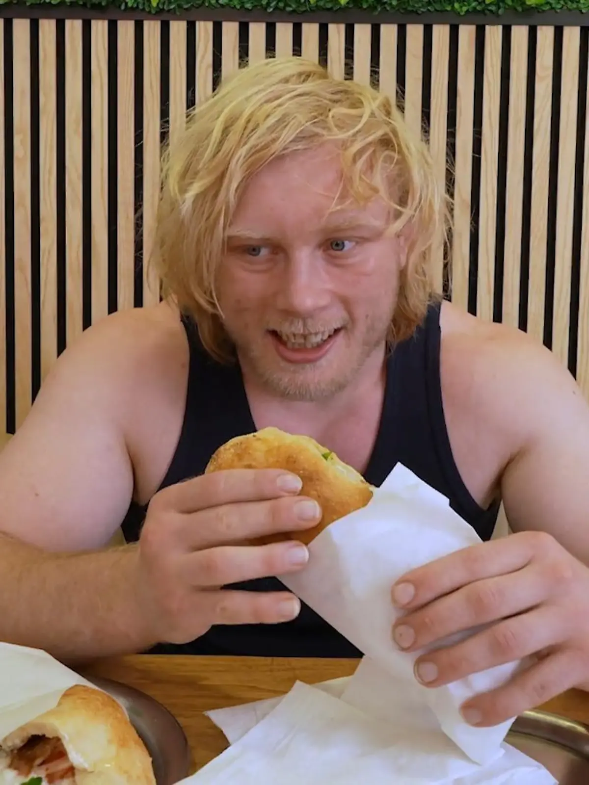 Bild zu: "Irre, wie viele Döner MMA-Star Vosgröne HIER verschlingt!"