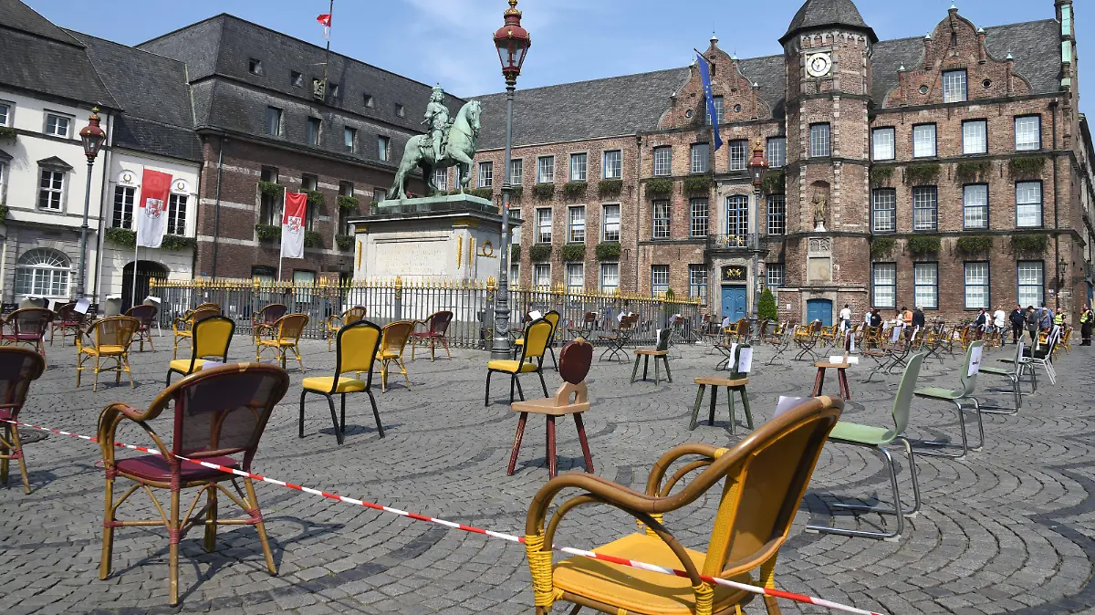 Protest der Restaurant und Kneipenbesitzer vor dem Düsseldorfer Rathaus 24.04.2020. Die leeren Stühle stehen jew. für eine geschlossenen Gaststätte. *** Protest of the restaurant and pub owners in front of the Düsseldorf City Hall 24 04 04 2020 The empty chairs each stand for a closed restaurant 