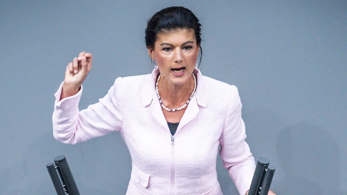 ARCHIV - 08.09.2022, Berlin: Sahra Wagenknecht (Die Linke), spricht in der Debatte zum Etat Wirtschaft und Klimaschutz. (zu dpa «Wagenknecht will bis Jahresende über Parteigründung entscheiden») Foto: Michael Kappeler/dpa +++ dpa-Bildfunk +++