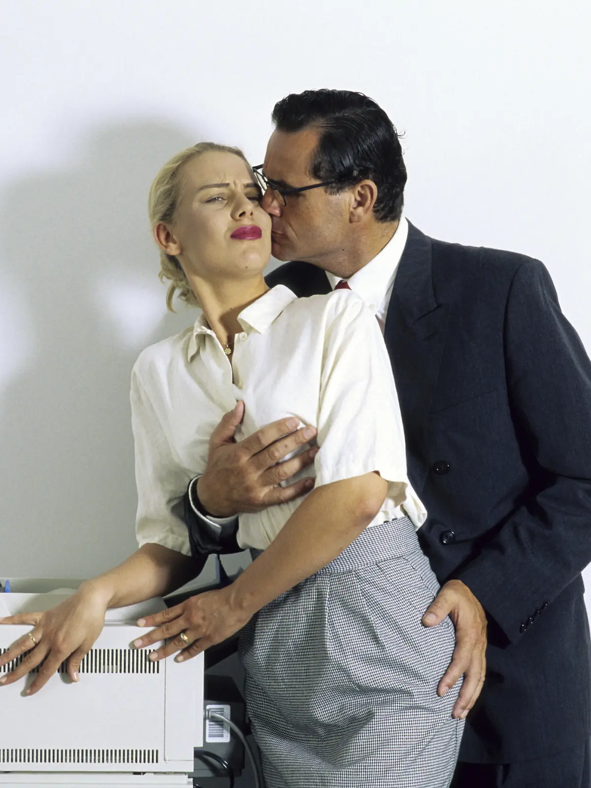 Mann belaestigt Frau am Arbeitsplatz | sexual harassment at work