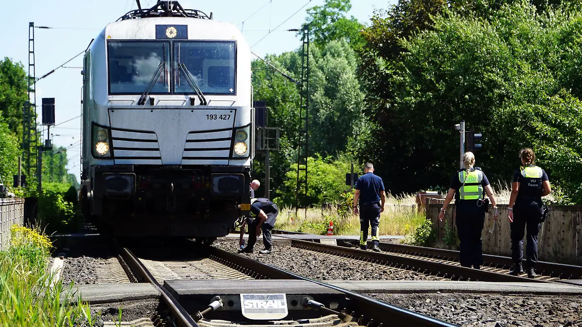 Ein 65 Jahre alter Mann ist an einem Bahnübergang bei Viersen von einem Zug erfasst und getötet worden.