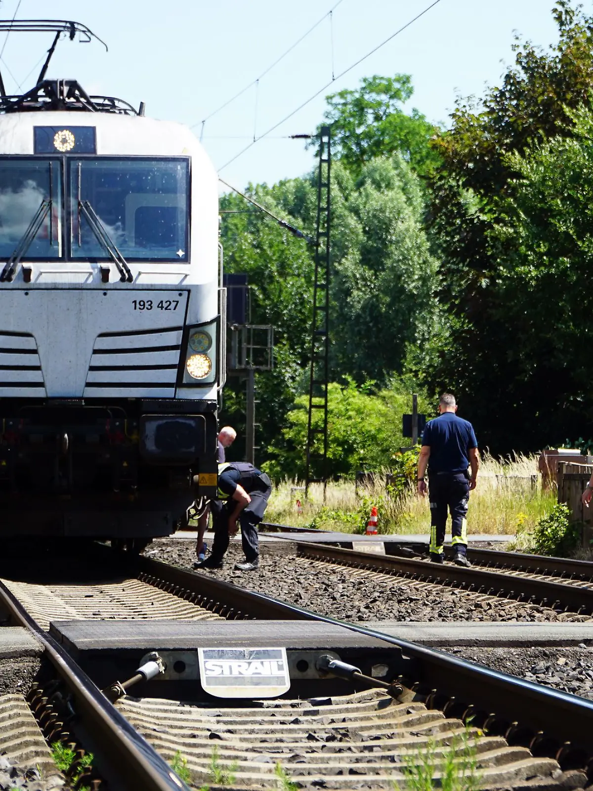 Ein 65 Jahre alter Mann ist an einem Bahnübergang bei Viersen von einem Zug erfasst und getötet worden.