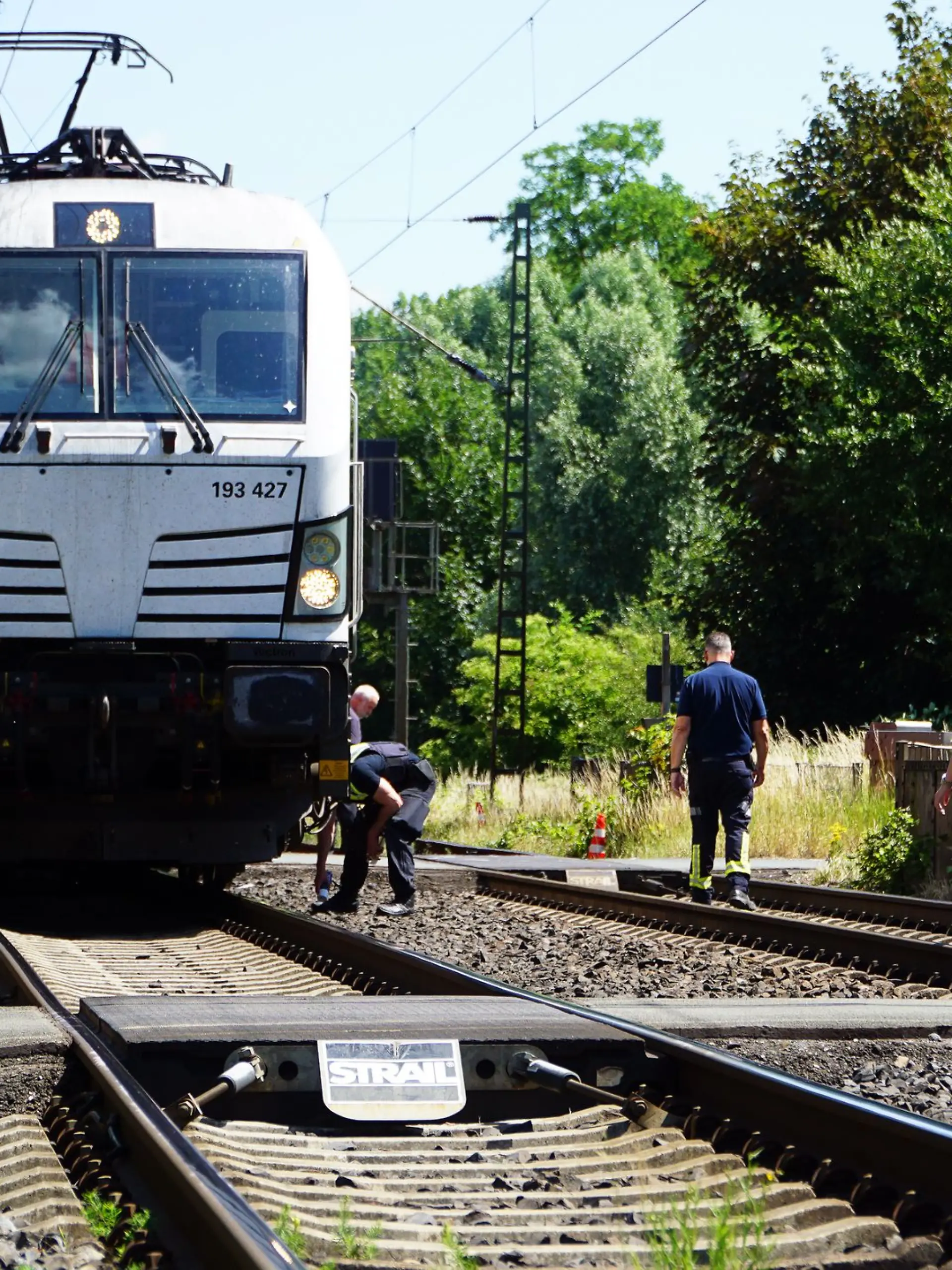 Ein 65 Jahre alter Mann ist an einem Bahnübergang bei Viersen von einem Zug erfasst und getötet worden.