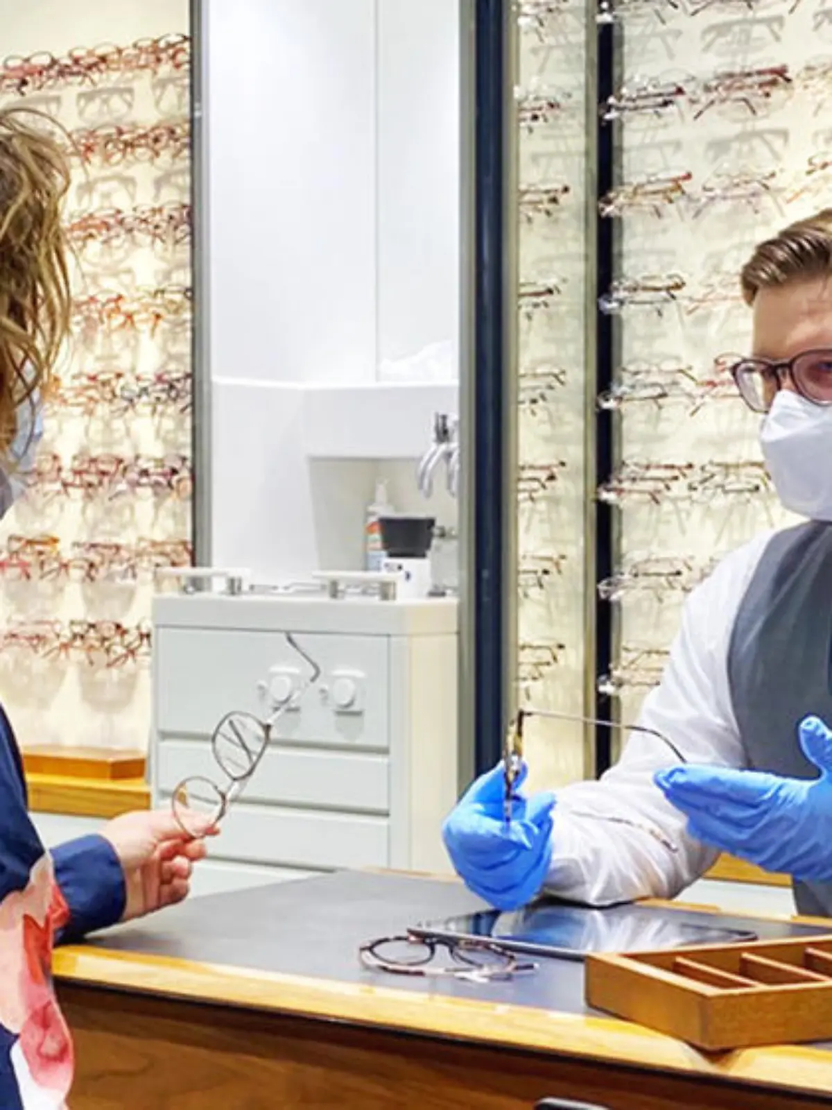 Friseur, Optiker und Co.: So schützen sie ihre Kunden und Mitarbeiter