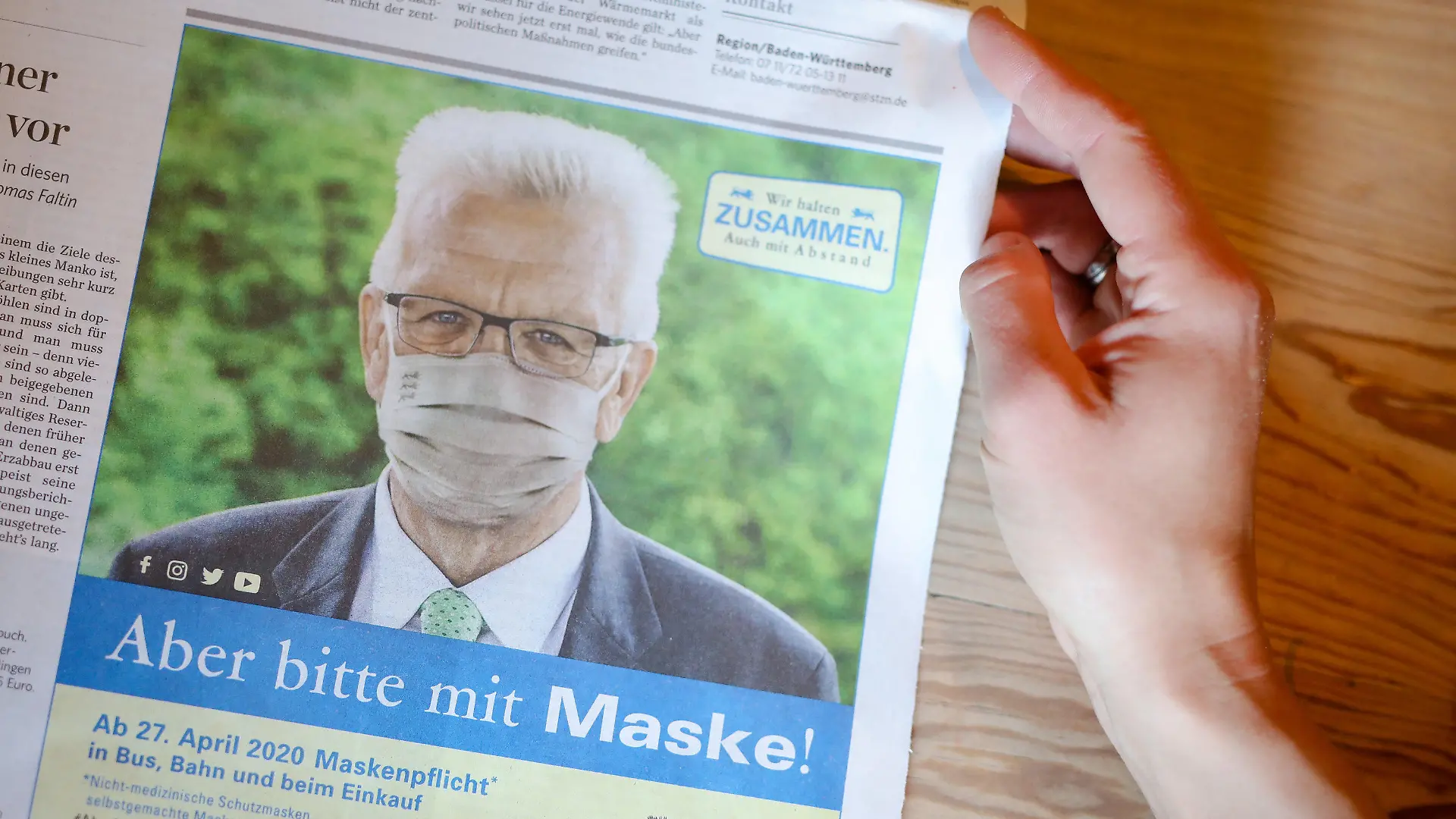 25.04.2020, Baden-Württemberg, Stuttgart: In der Stuttgarter Zeitung ist eine Anzeige der Landesregierung zu sehen, in der Ministerpräsident Winfried Kretschmann (Bündnis 90/Die Grünen) für das Tragen eines Mundschutzes wirbt. (zu dpa: "Kretschmann wirbt für die Maske") Foto: Christoph Schmidt/dpa - ACHTUNG: Nur zur redaktionellen Verwendung im Zusammenhang mit der aktuellen Berichterstattung Kretschmann wirbt per Zeitungsanzeige für Maske +++ dpa-Bildfunk +++