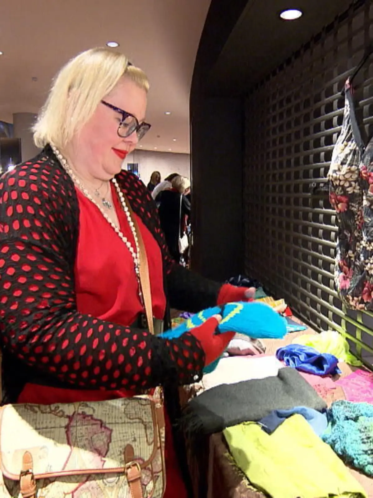 Second Hand liegt voll im Trend. Ob online, bei Flohmärkten oder in speziellen Läden: Klamotten finden für kleines Geld neue Besitzer oder werden sogar getauscht - kostenlos. Häufig werden aber nur die Standardgrößen angeboten - für kurvige Frauen ist meist nichts dabei. Nicht so in Düsseldorf.