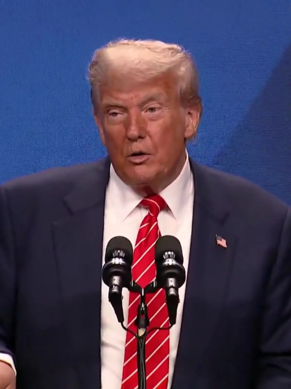 US-Präsident Trump sichtlich gerührt während der Pressekonferenz in Den Haag 
