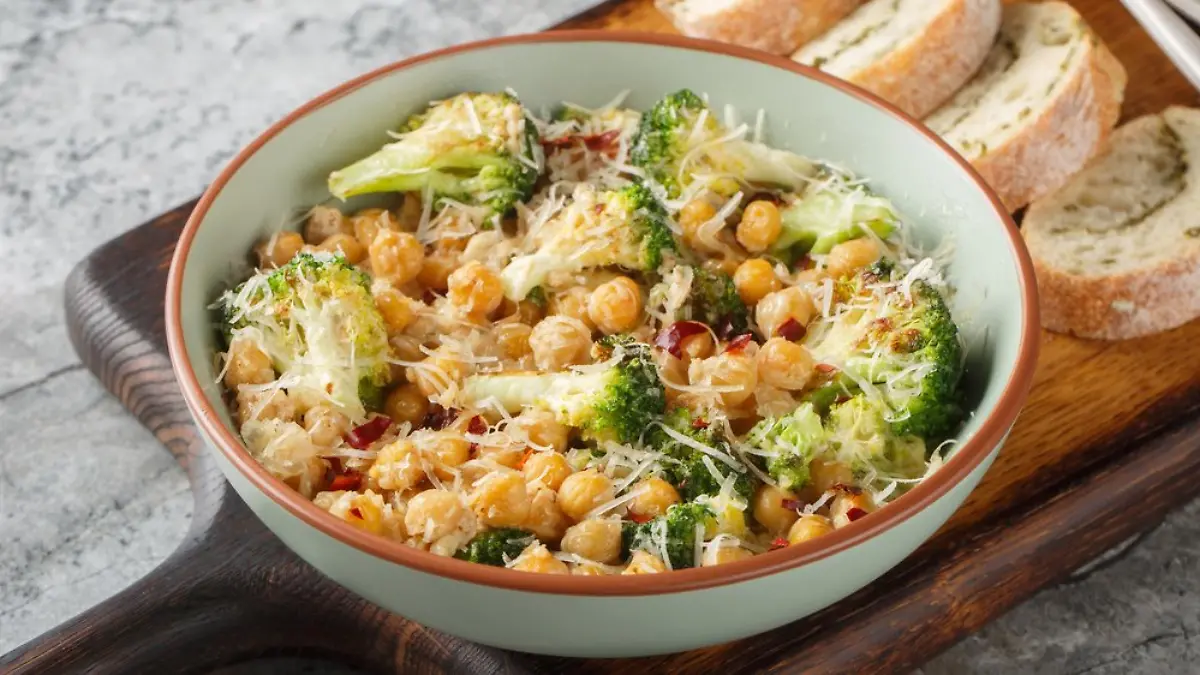Mittagessen mit Brokkoli, Parmesan und Kichererbsen