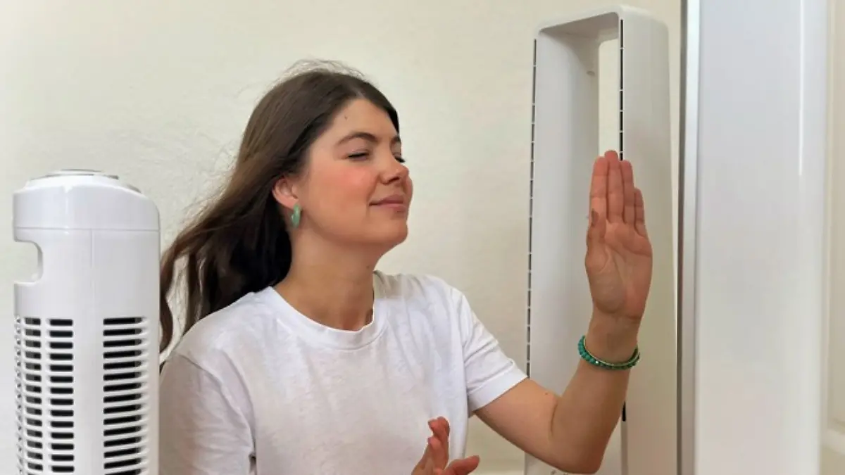 Redakteurin testet drei Turmventilatoren. 