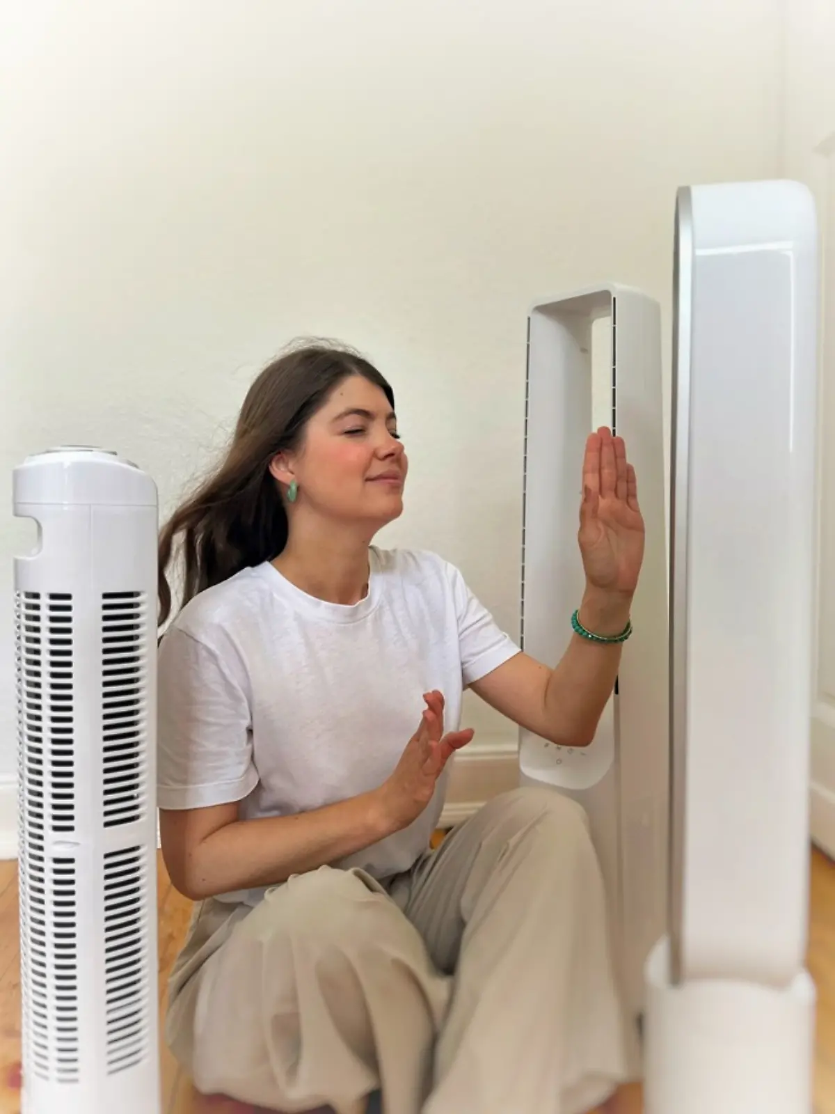 Redakteurin testet drei Turmventilatoren. 