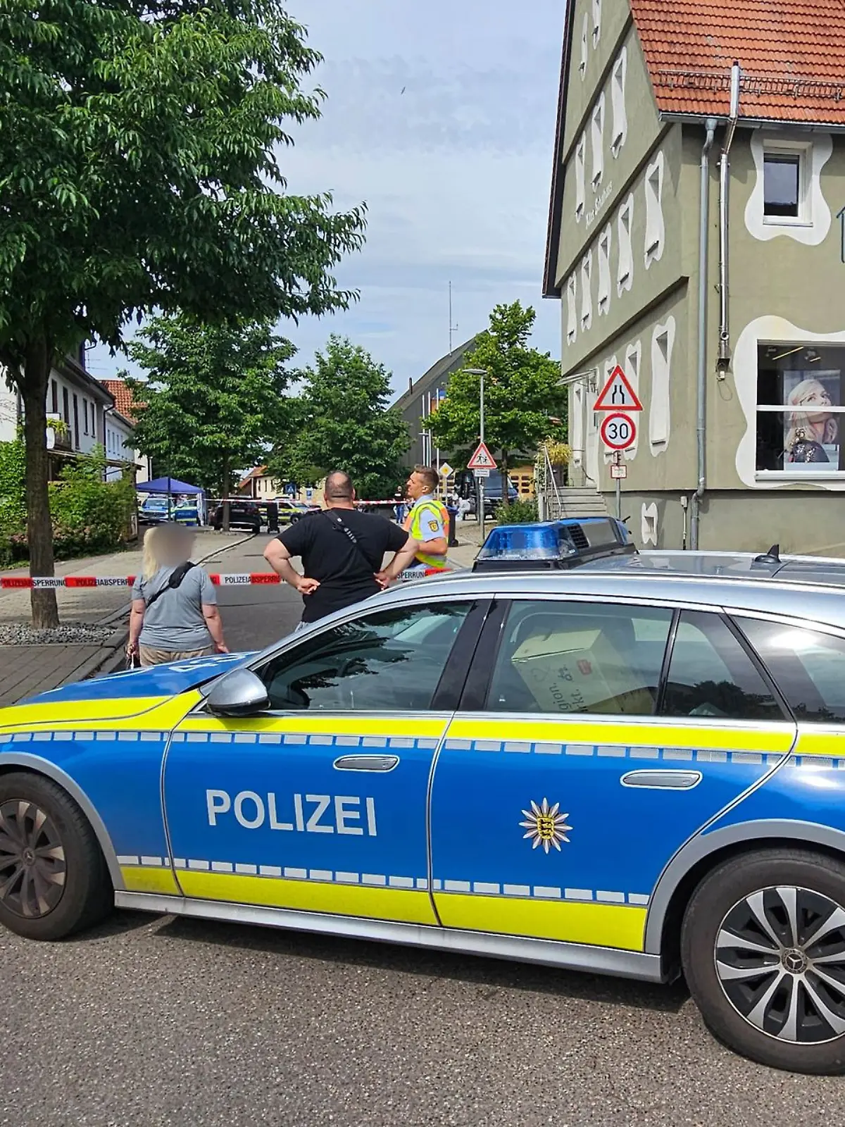 Bild zu: "Polizei erschießt Asylbewerber – Beamter mit Messer schwer verletzt "
