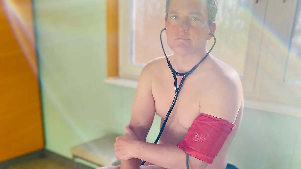 #BlankeBedenken: Hausärzte zeigen sich bei dieser Aktion nackt in ihren Praxen.