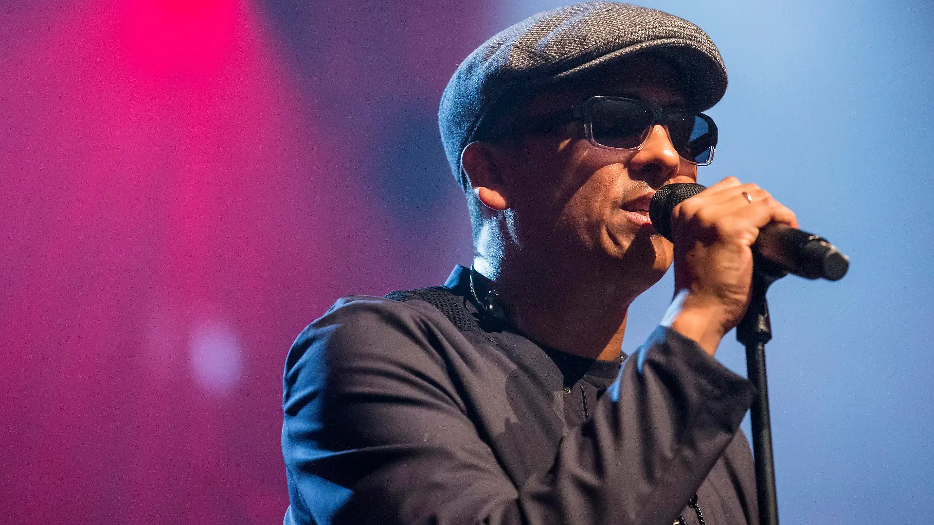 ARCHIV - 21.07.2017, Schweiz, Luzern: Der deutsche Sänger Xavier Naidoo steht beim Blue Balls Festival auf der Bühne. (zu dpa "Xavier Naidoo wehrt sich vor Gericht gegen Antisemitismus-Vorwürfe" vom 26.06.2018) Foto: Alexandra Wey/KEYSTONE/dpa +++ dpa-Bildfunk +++