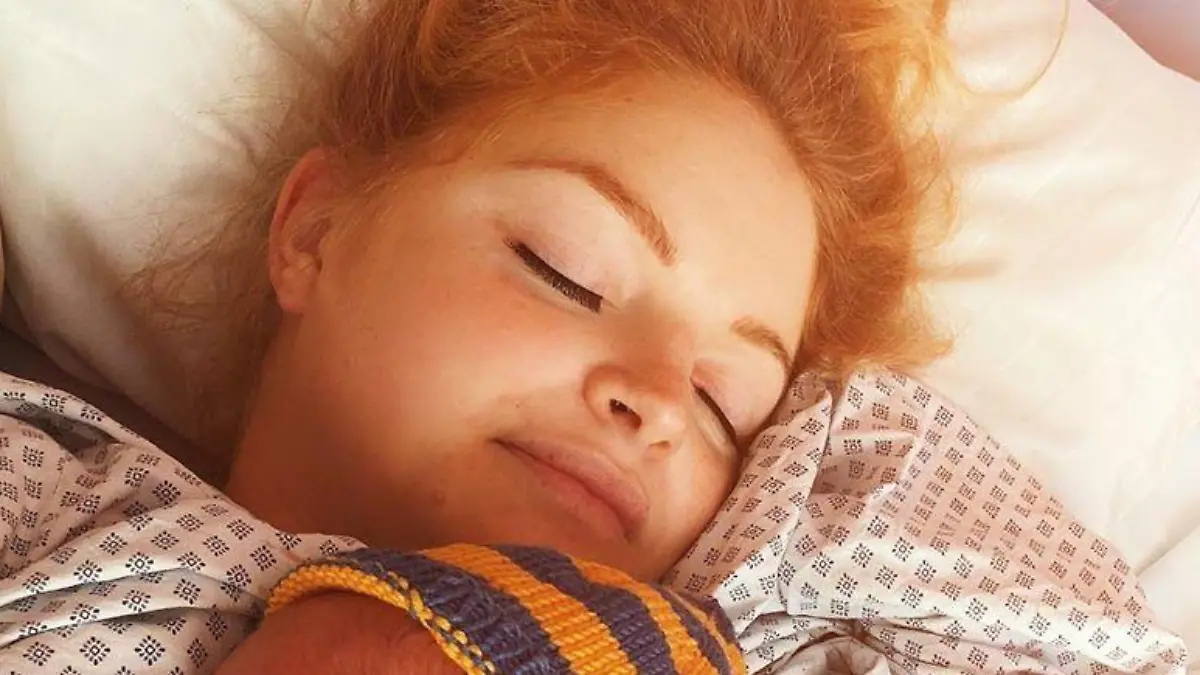 Josephine Welsch zeigt ihre Zwillinge.