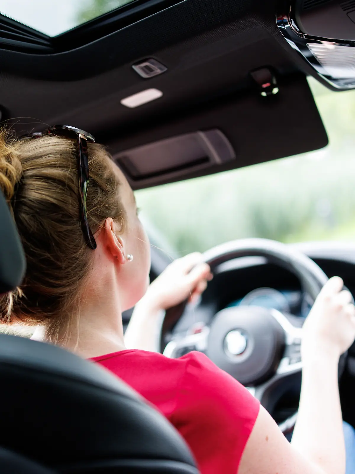 Frauen fahren schlechter Auto als Männer? Von wegen!