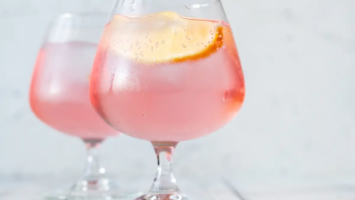 Rosafarbener Drink wie Pink Lemonade oder Rosato oder Sarti Spritz