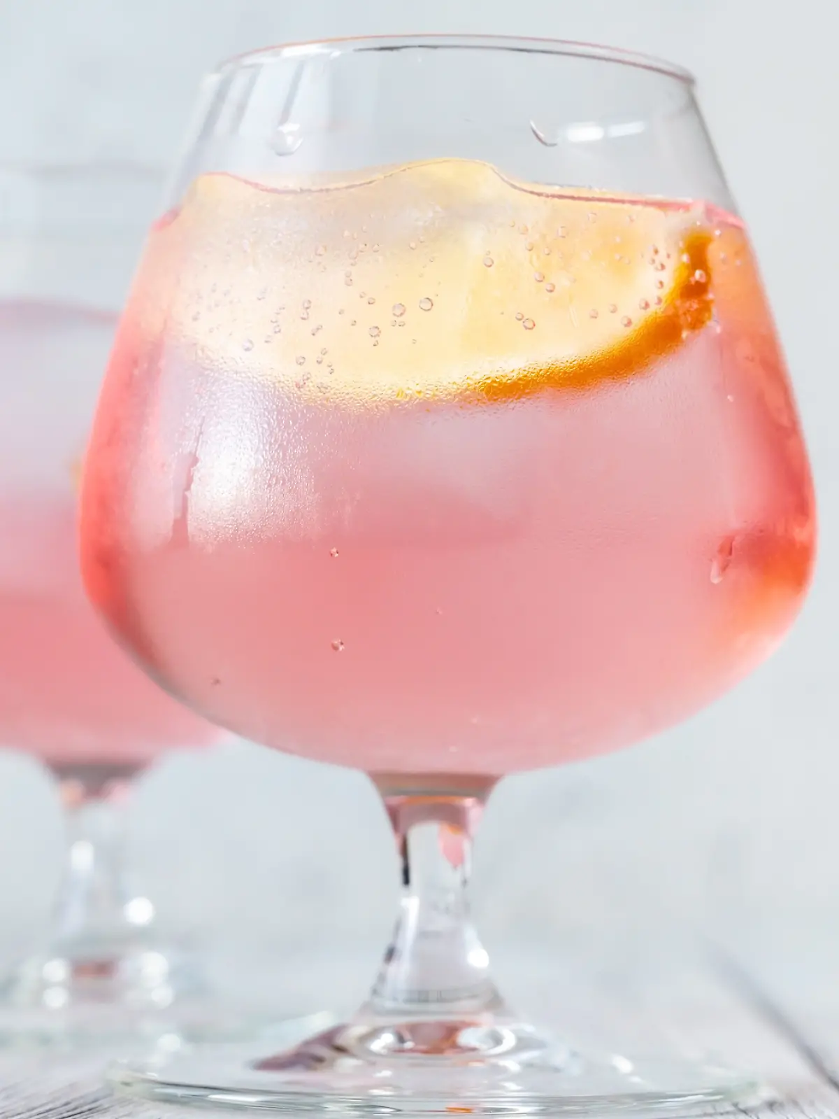 Rosafarbener Drink wie Pink Lemonade oder Rosato oder Sarti Spritz