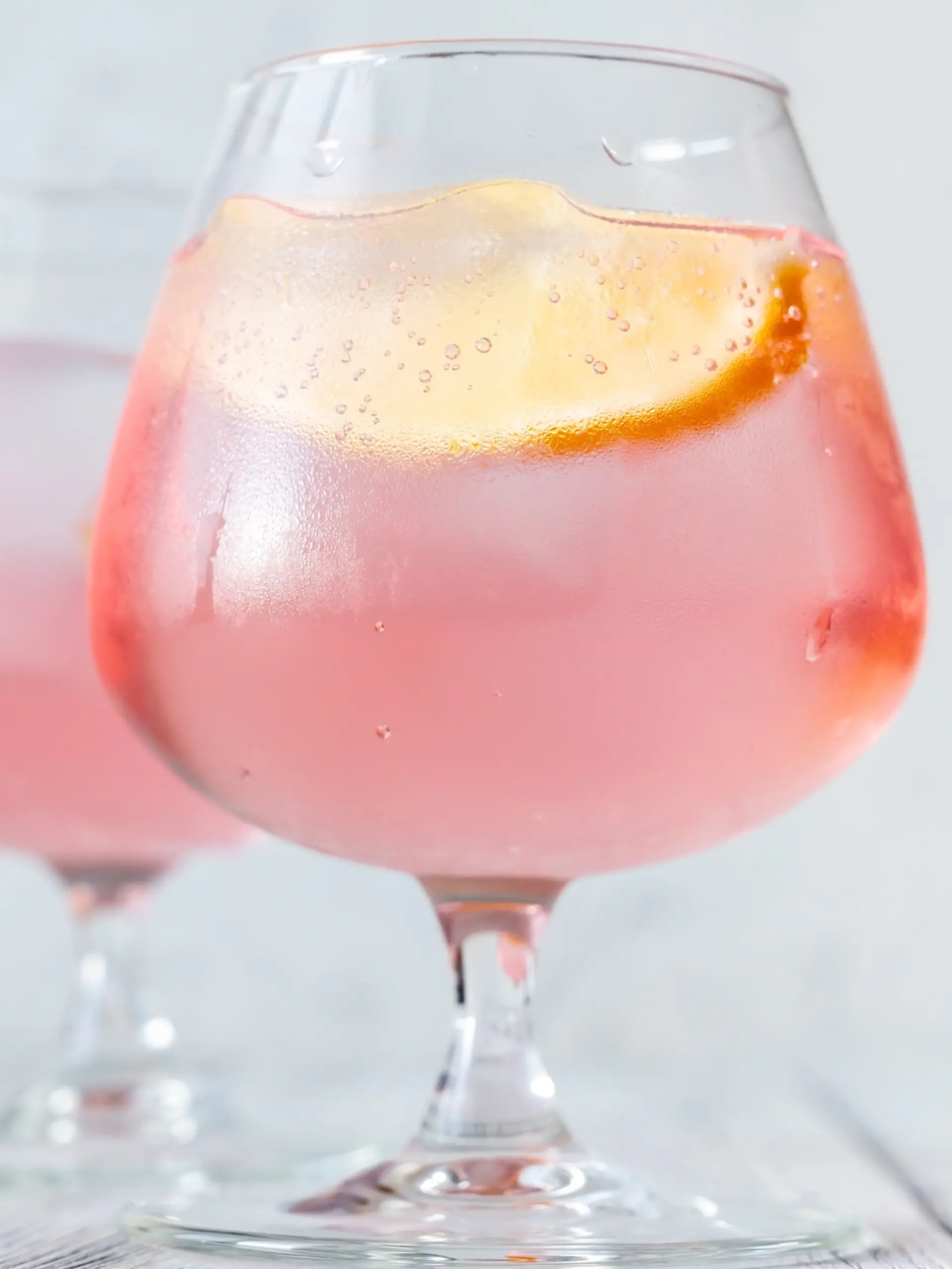 Rosafarbener Drink wie Pink Lemonade oder Rosato oder Sarti Spritz