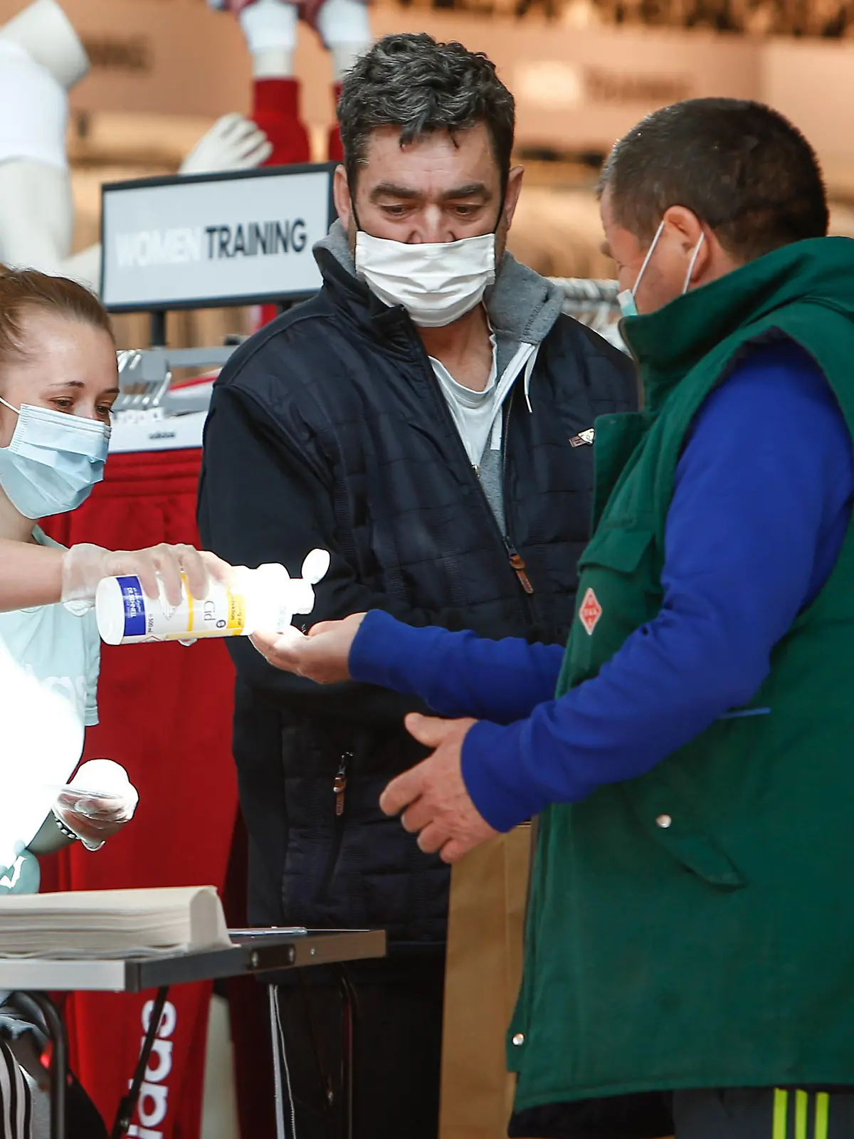  25.04.2020, xtgx, Folgen des Corona Virus in Wolfsburg, Kunden mit Masken werden die Haende desinfiziert im Designer Outlet Wolfsburg DOW, Outlet Center. In Wolfsburg gilt eine Pflicht, in allen Geschaeften und in Bussen eine Maske zu tragen, die Mund und Nase bedeckt. Symbolfoto Mundschutzpflicht, Mundschutz, Maske, Maskenpflicht, Einkaufen, Konsum, Wirtschaft, Shopping. Wolfsburg *** 25 04 2020, xtgx, Consequences of the Corona Virus in Wolfsburg, customers with masks will have their hands disinfected in the Designer Outlet Wolfsburg DOW, Outlet Center In Wolfsburg, there is a duty to wear a mask that covers mouth and nose in all shops and on buses Symbolfoto Mouth protection duty, face mask, mask duty, shopping, consumption, economy, shopping Wolfsburg