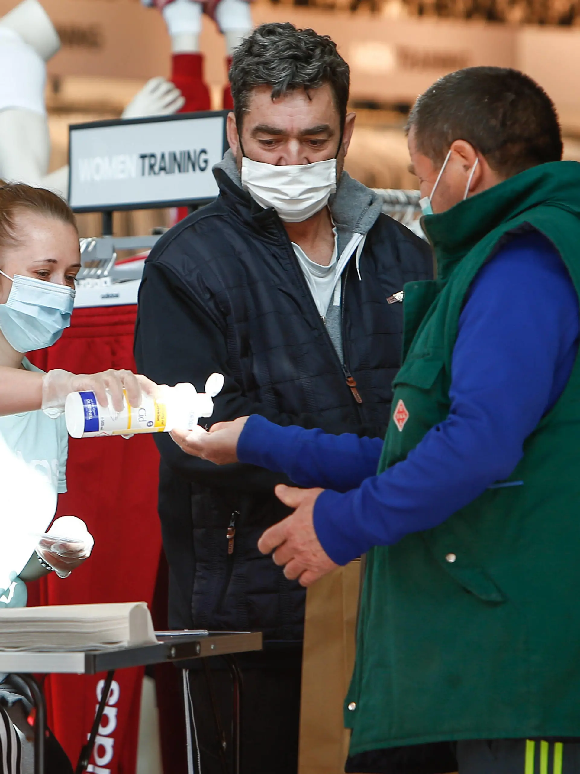  25.04.2020, xtgx, Folgen des Corona Virus in Wolfsburg, Kunden mit Masken werden die Haende desinfiziert im Designer Outlet Wolfsburg DOW, Outlet Center. In Wolfsburg gilt eine Pflicht, in allen Geschaeften und in Bussen eine Maske zu tragen, die Mund und Nase bedeckt. Symbolfoto Mundschutzpflicht, Mundschutz, Maske, Maskenpflicht, Einkaufen, Konsum, Wirtschaft, Shopping. Wolfsburg *** 25 04 2020, xtgx, Consequences of the Corona Virus in Wolfsburg, customers with masks will have their hands disinfected in the Designer Outlet Wolfsburg DOW, Outlet Center In Wolfsburg, there is a duty to wear a mask that covers mouth and nose in all shops and on buses Symbolfoto Mouth protection duty, face mask, mask duty, shopping, consumption, economy, shopping Wolfsburg