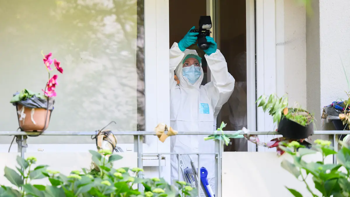 Mitarbeiter des Kriminaldauerdienst (KDD) der Polizei Hannover sichern Spuren am Balkon einer Wohnung. In der Wohnung war am Morgen ein älterer Mann tot aufgefunden worden. Nach bisherigen Erkenntnissen der Polizei kam er gewaltsam zu Tode. Im Verlauf des Morgens nahm die Polizei vier tatverdächtige Personen vorläufig fest