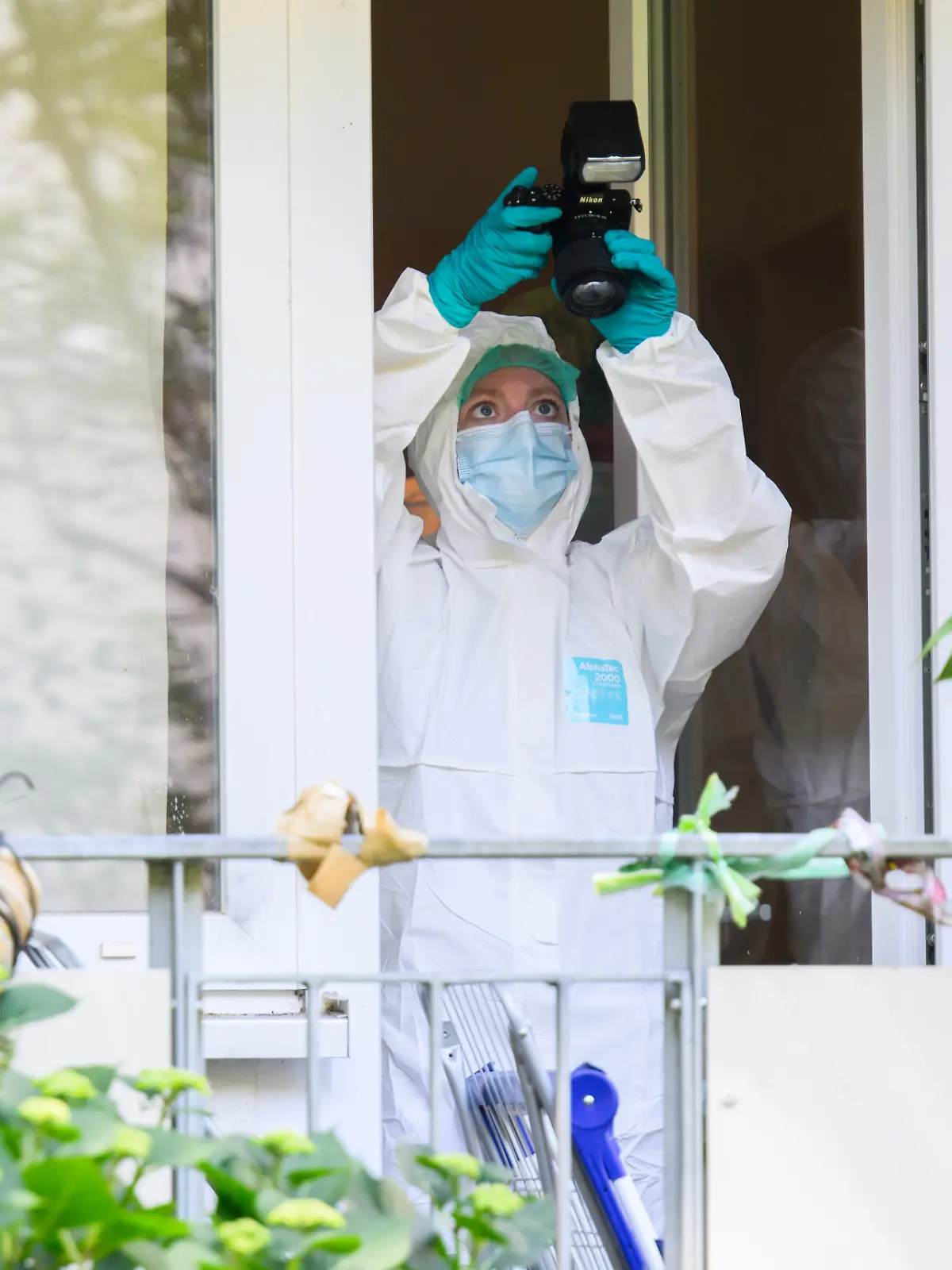 Mitarbeiter des Kriminaldauerdienst (KDD) der Polizei Hannover sichern Spuren am Balkon einer Wohnung. In der Wohnung war am Morgen ein älterer Mann tot aufgefunden worden. Nach bisherigen Erkenntnissen der Polizei kam er gewaltsam zu Tode. Im Verlauf des Morgens nahm die Polizei vier tatverdächtige Personen vorläufig fest