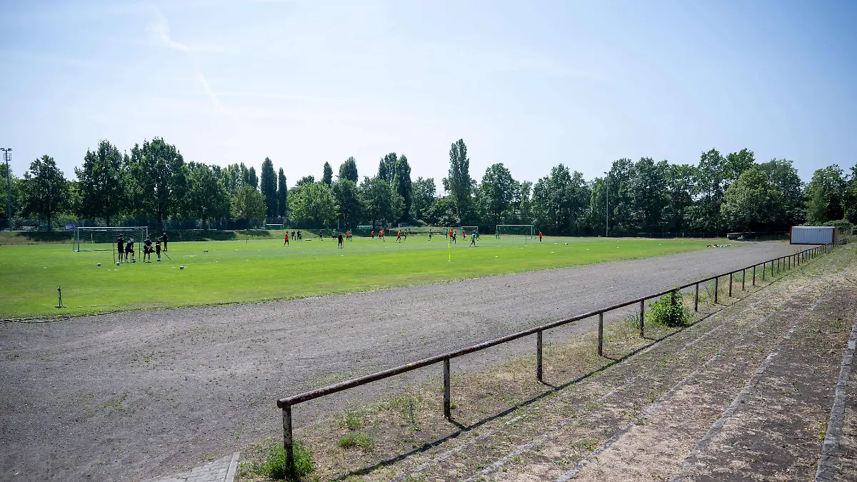 Was müssen das für schreckliche Minuten gewesen sein, die ein 12-jähriges Mädchen durchleben musste? Im baden-württembergischen Bad Waldsee hat ein Mann ein Mädchen mit einem Messer bedroht. Dass nichts Schlimmeres passiert, ist der Polizei und einem mutigen Passanten zu verdanken!