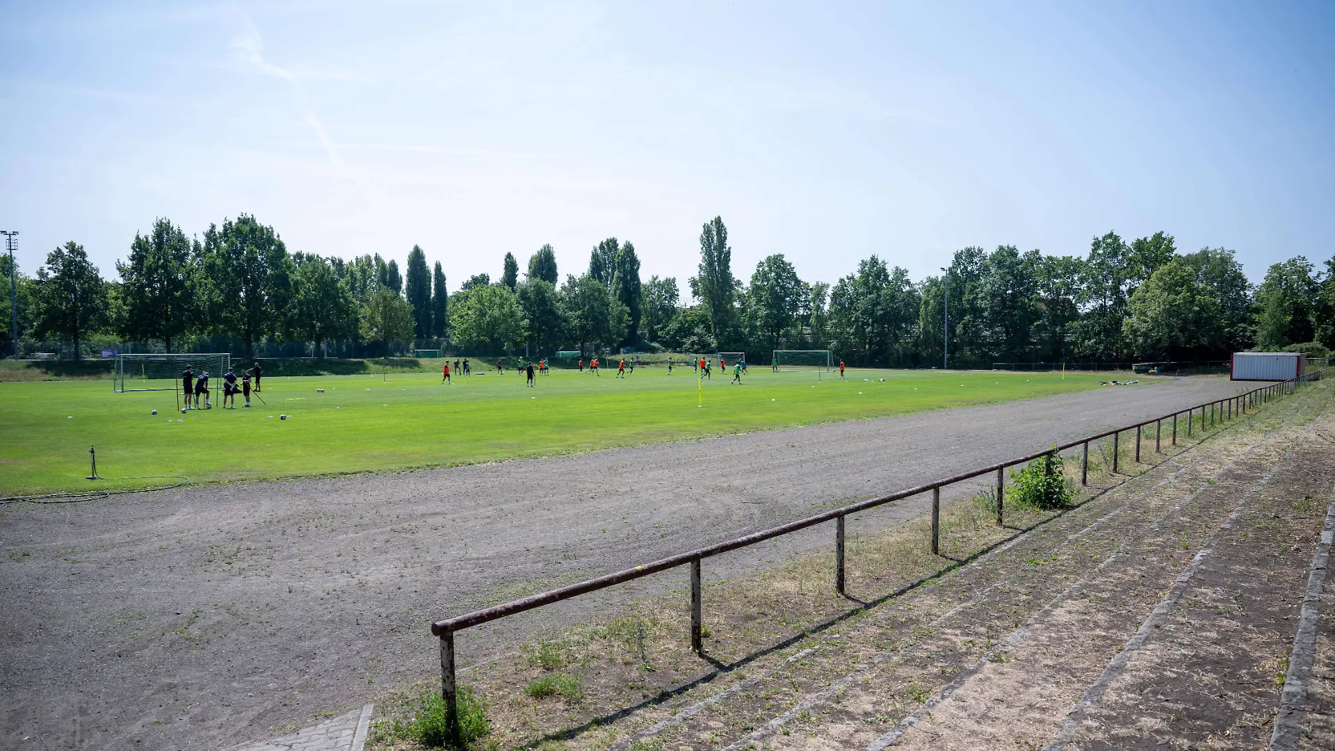 Was müssen das für schreckliche Minuten gewesen sein, die ein 12-jähriges Mädchen durchleben musste? Im baden-württembergischen Bad Waldsee hat ein Mann ein Mädchen mit einem Messer bedroht. Dass nichts Schlimmeres passiert, ist der Polizei und einem mutigen Passanten zu verdanken! 
