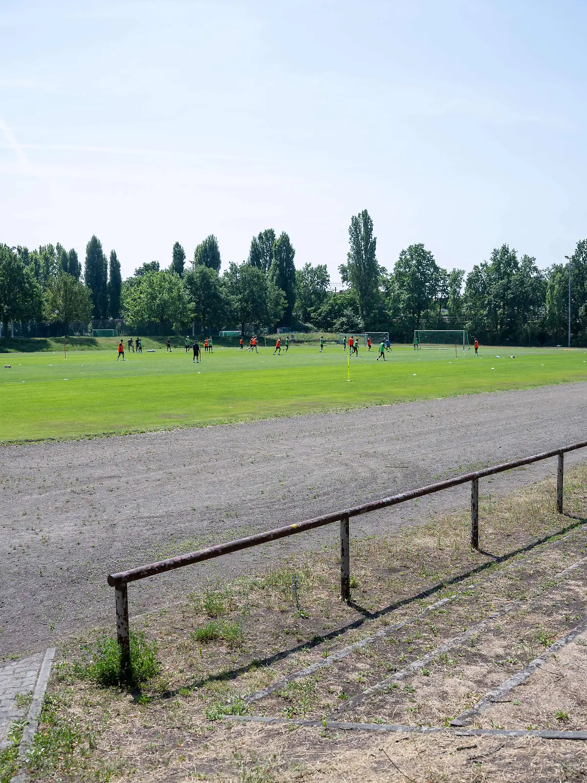 Was müssen das für schreckliche Minuten gewesen sein, die ein 12-jähriges Mädchen durchleben musste? Im baden-württembergischen Bad Waldsee hat ein Mann ein Mädchen mit einem Messer bedroht. Dass nichts Schlimmeres passiert, ist der Polizei und einem mutigen Passanten zu verdanken! 