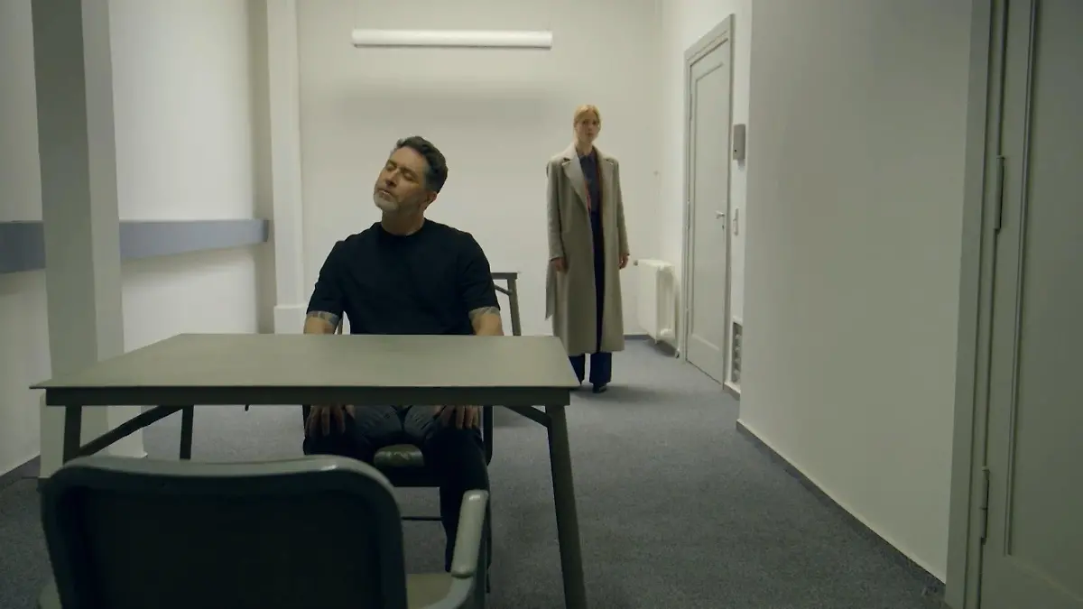 Wo ist Clara? Zoe im Netz zwischen Hardenberg und Gerner gefangen GZSZ-Stars im Interview