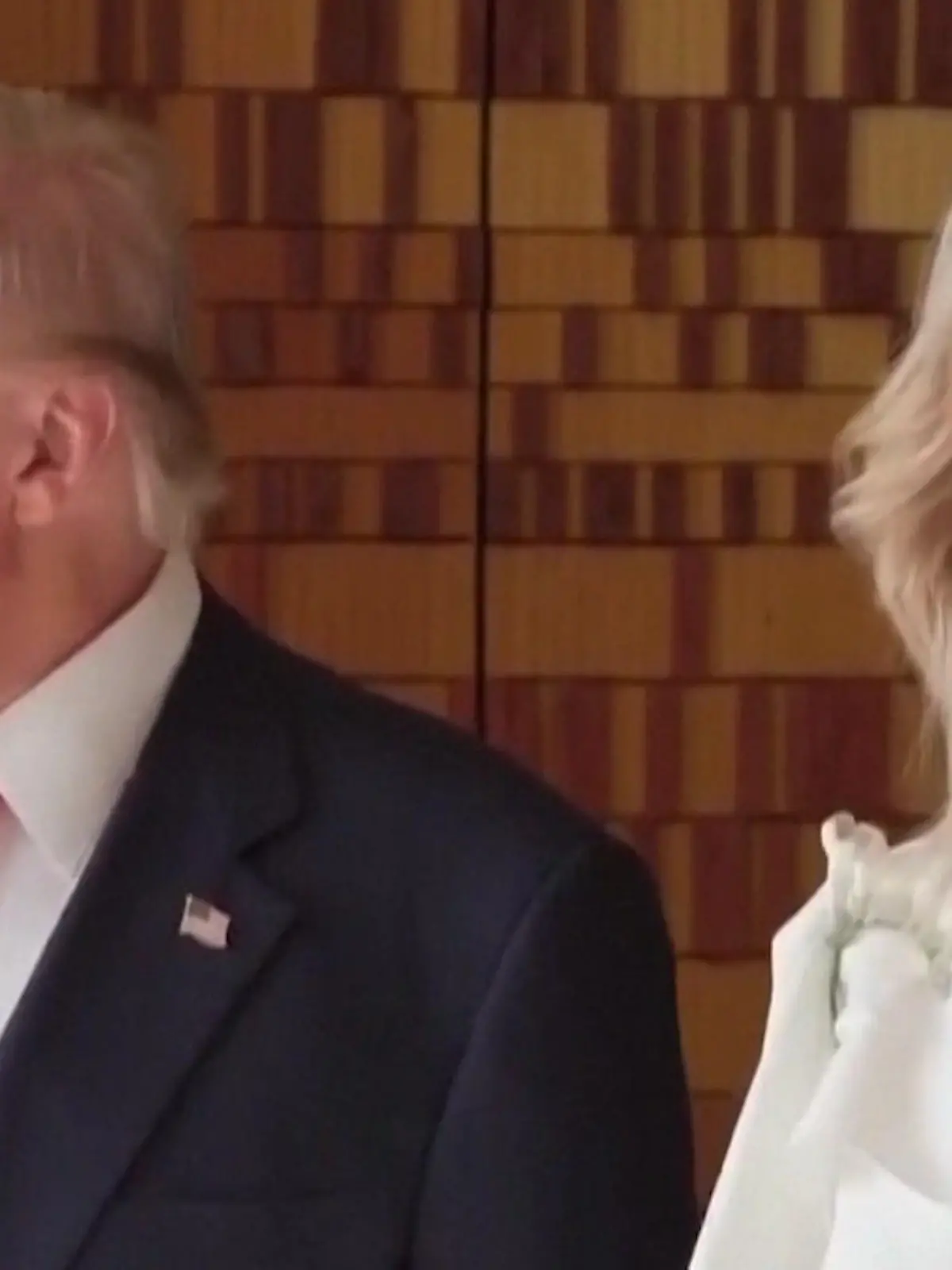 Bild zu: "Für diese freche Aktion wird sie gefeiert! Königin Máxima äfft Donald Trump nach "