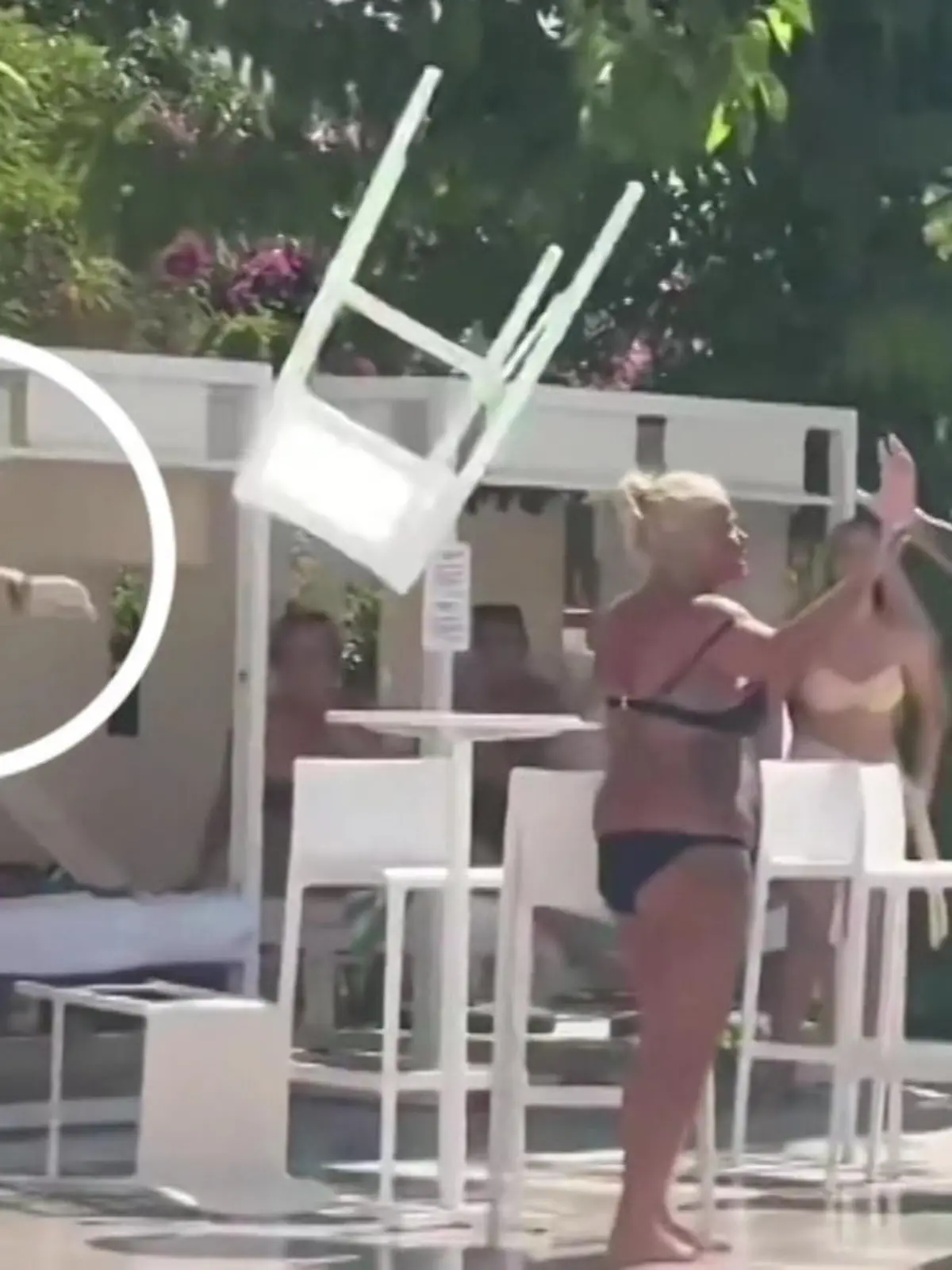 Bild zu: "Schock-Szene im Video! Profi-Fußballer wirft Frau mit Stuhl ab"