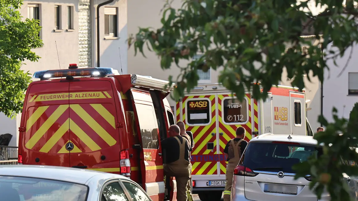 Einsatzkräfte stehen vor einem Haus im Landkreis Aschaffenburg. Bei einer Gewalttat im unterfränkischen Alzenau (Landkreis Aschaffenburg) sind zwei Menschen ums Leben gekommen.