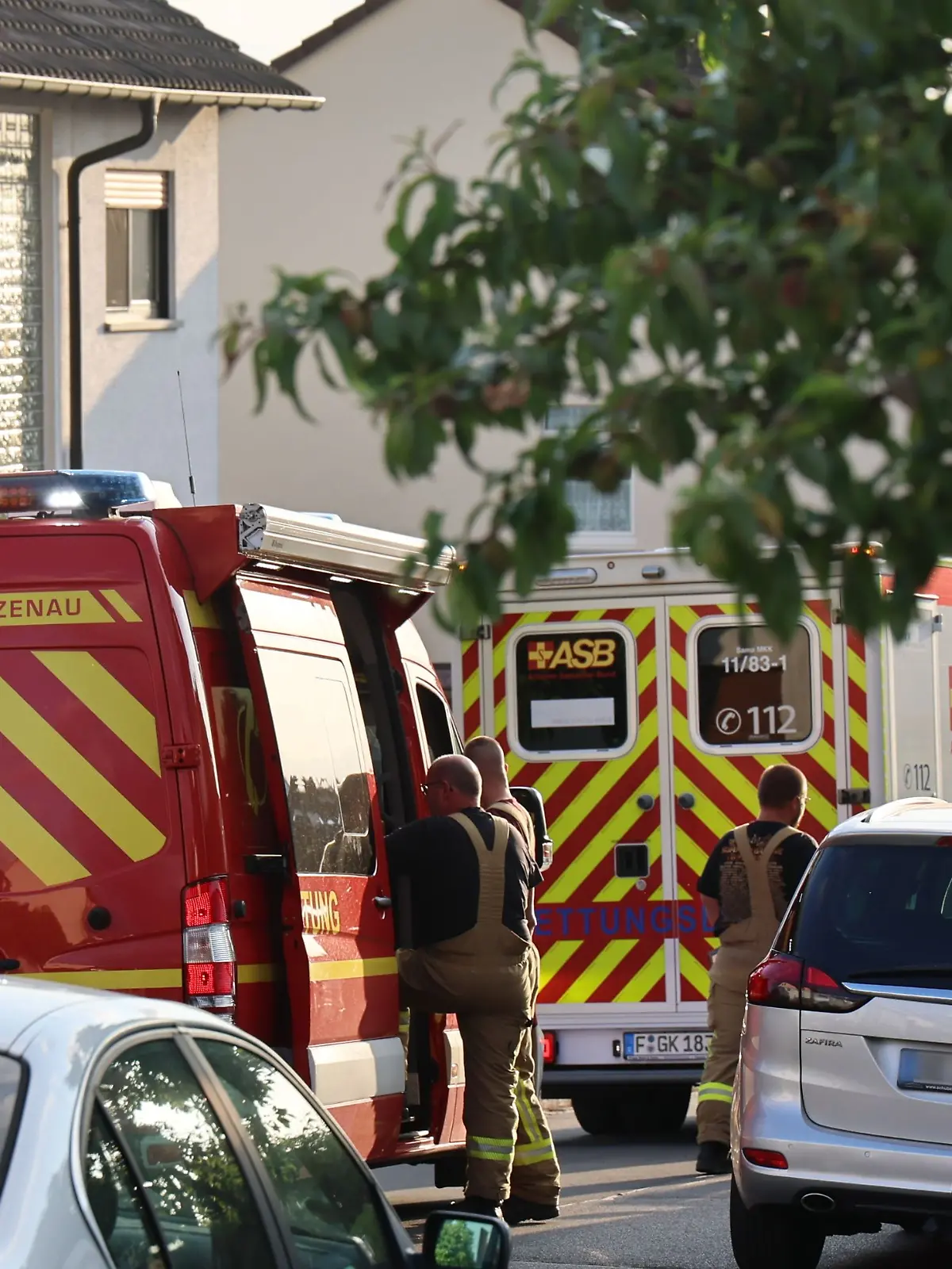 Einsatzkräfte stehen vor einem Haus im Landkreis Aschaffenburg. Bei einer Gewalttat im unterfränkischen Alzenau (Landkreis Aschaffenburg) sind zwei Menschen ums Leben gekommen.