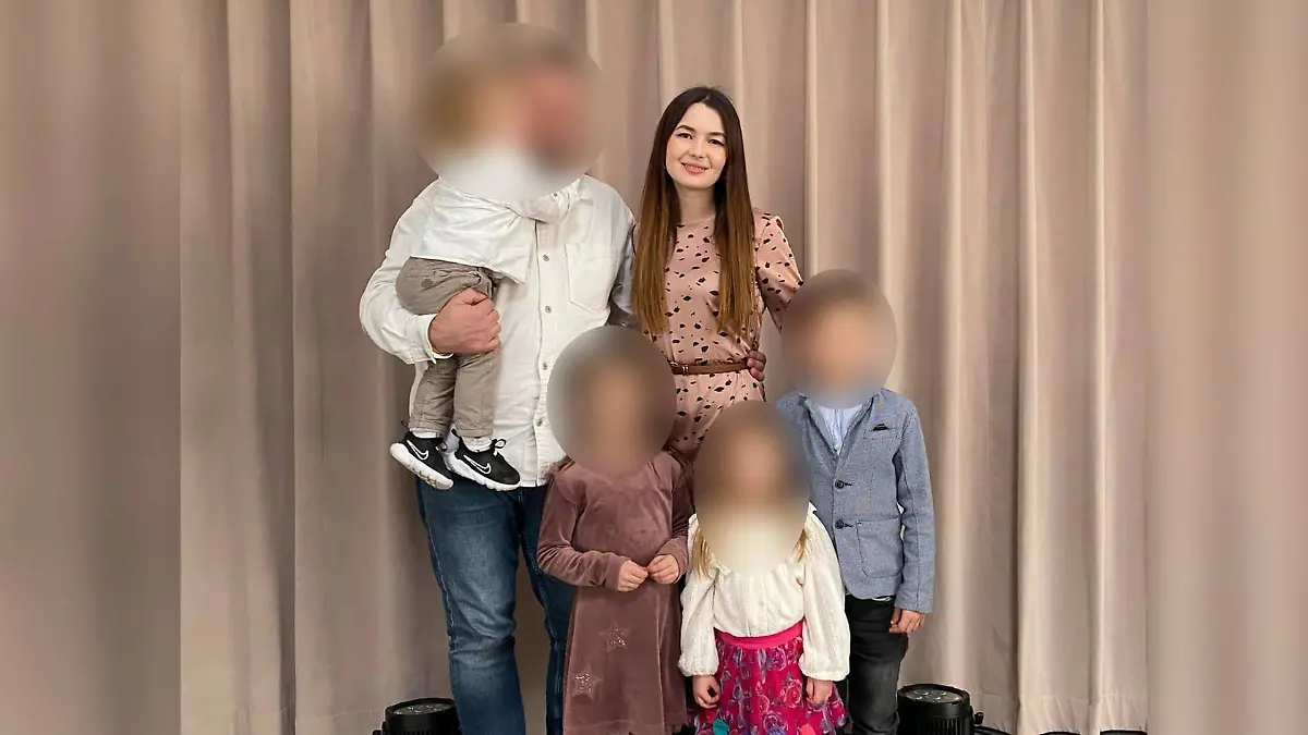 Im April 2024 lächelt Natali mit ihrem Ehemann und den vier Kindern noch in die Kamera.
