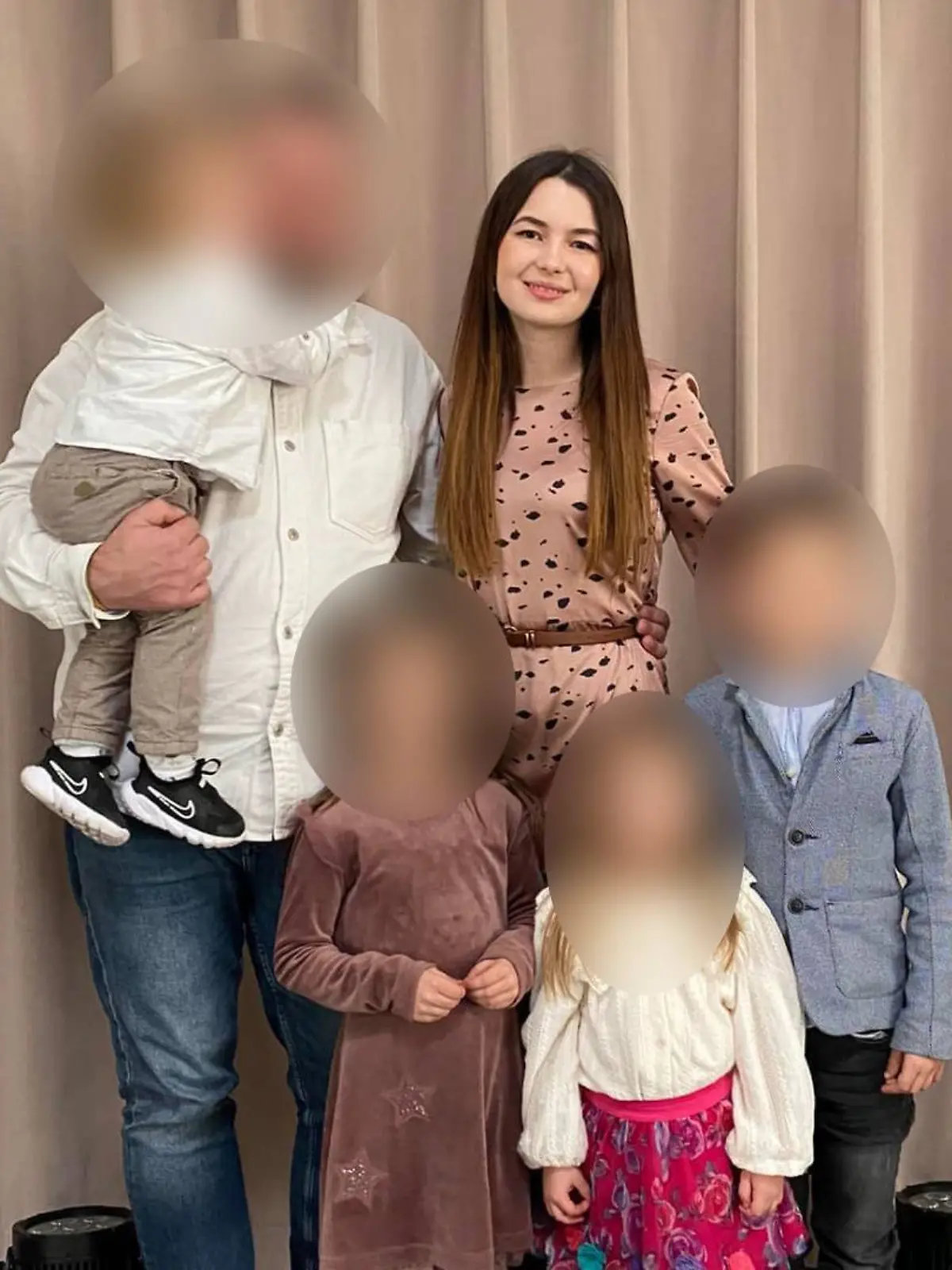 Im April 2024 lächelt Natali mit ihrem Ehemann und den vier Kindern noch in die Kamera.