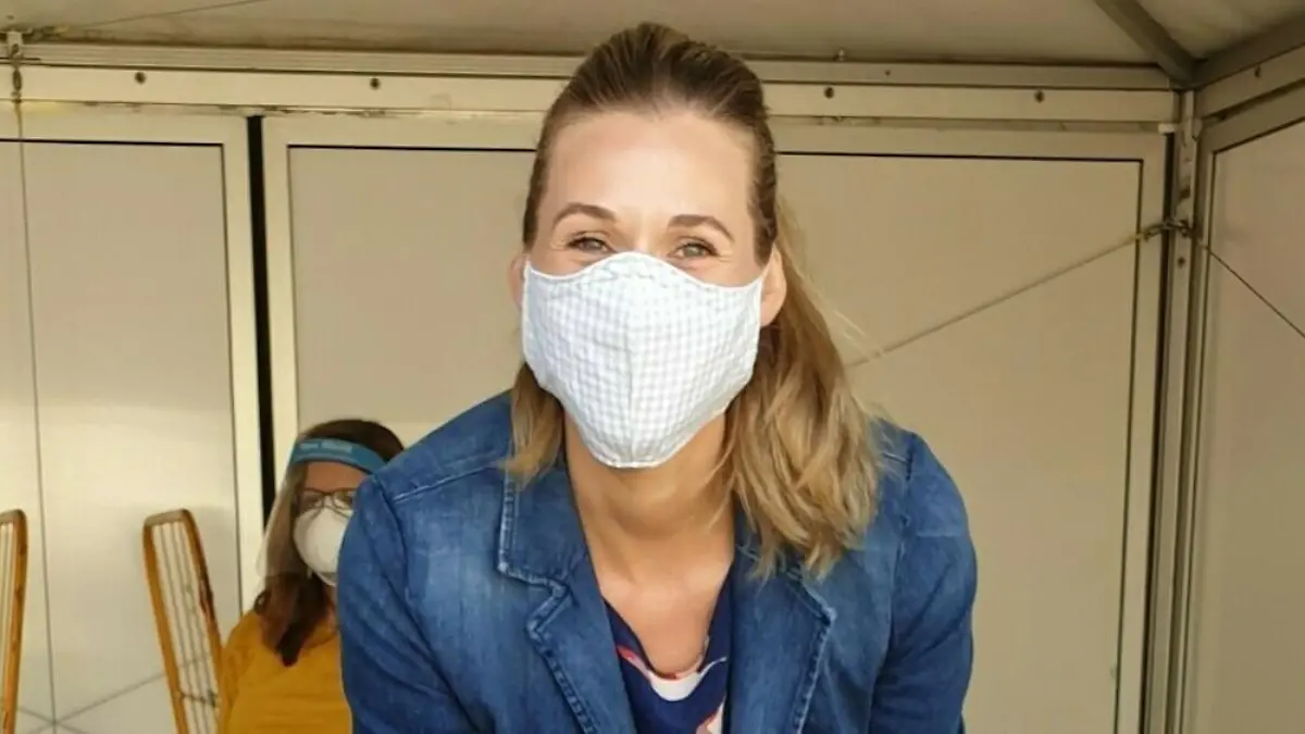 Schauspielerin Andrea Gerhard hilft bei Hamburger Tafel aus