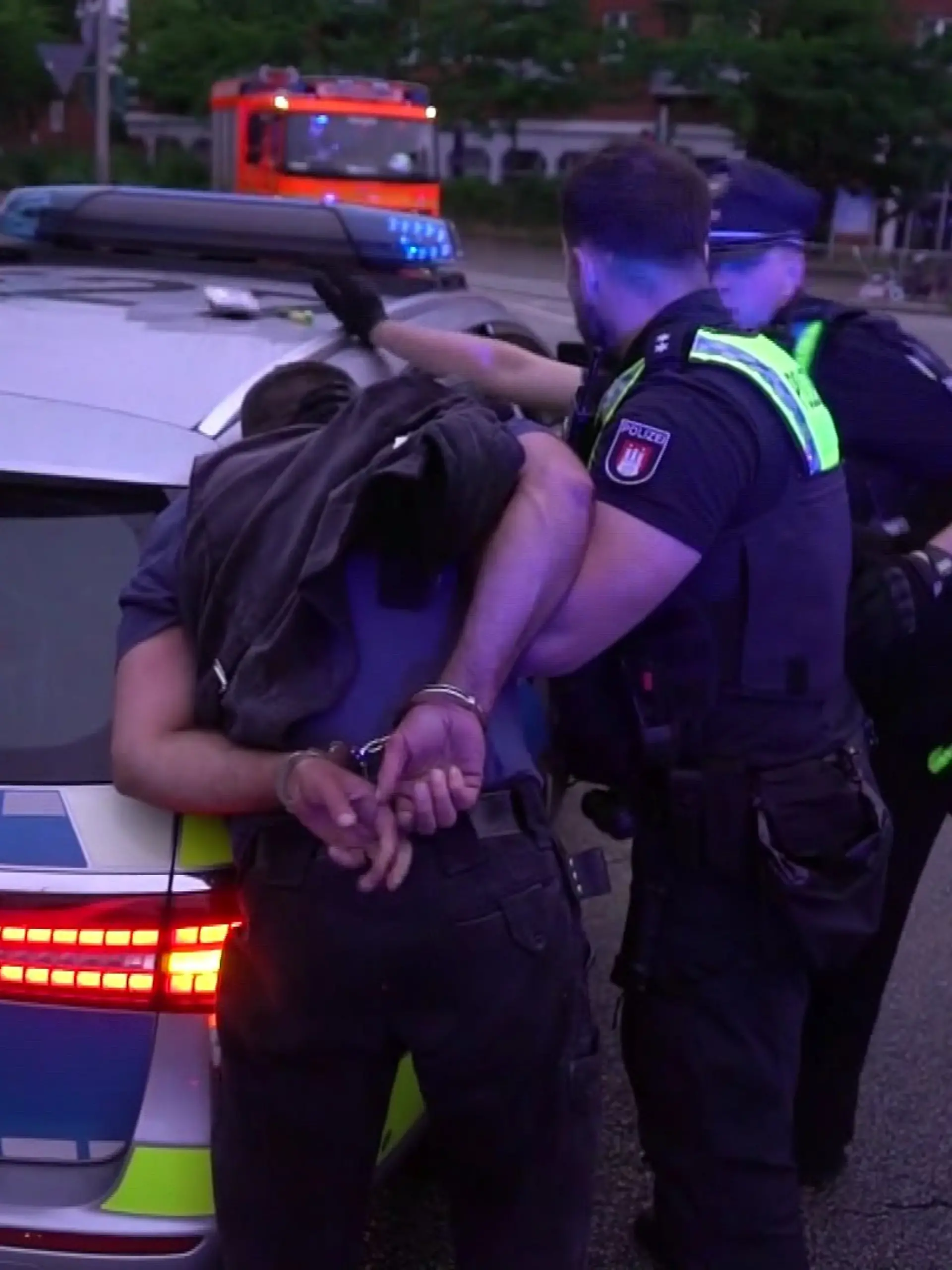 Die Polizei nimmt den Gaffer fest.