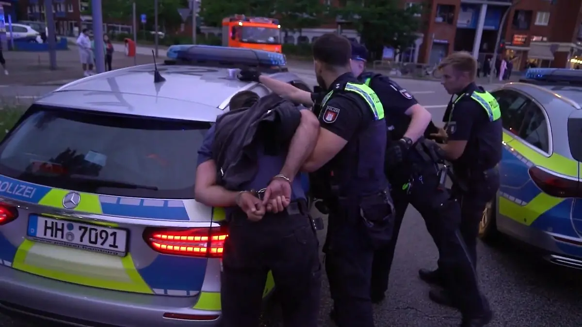 Polizei nimmt Gaffer fest Nach Unfall in Hamburg