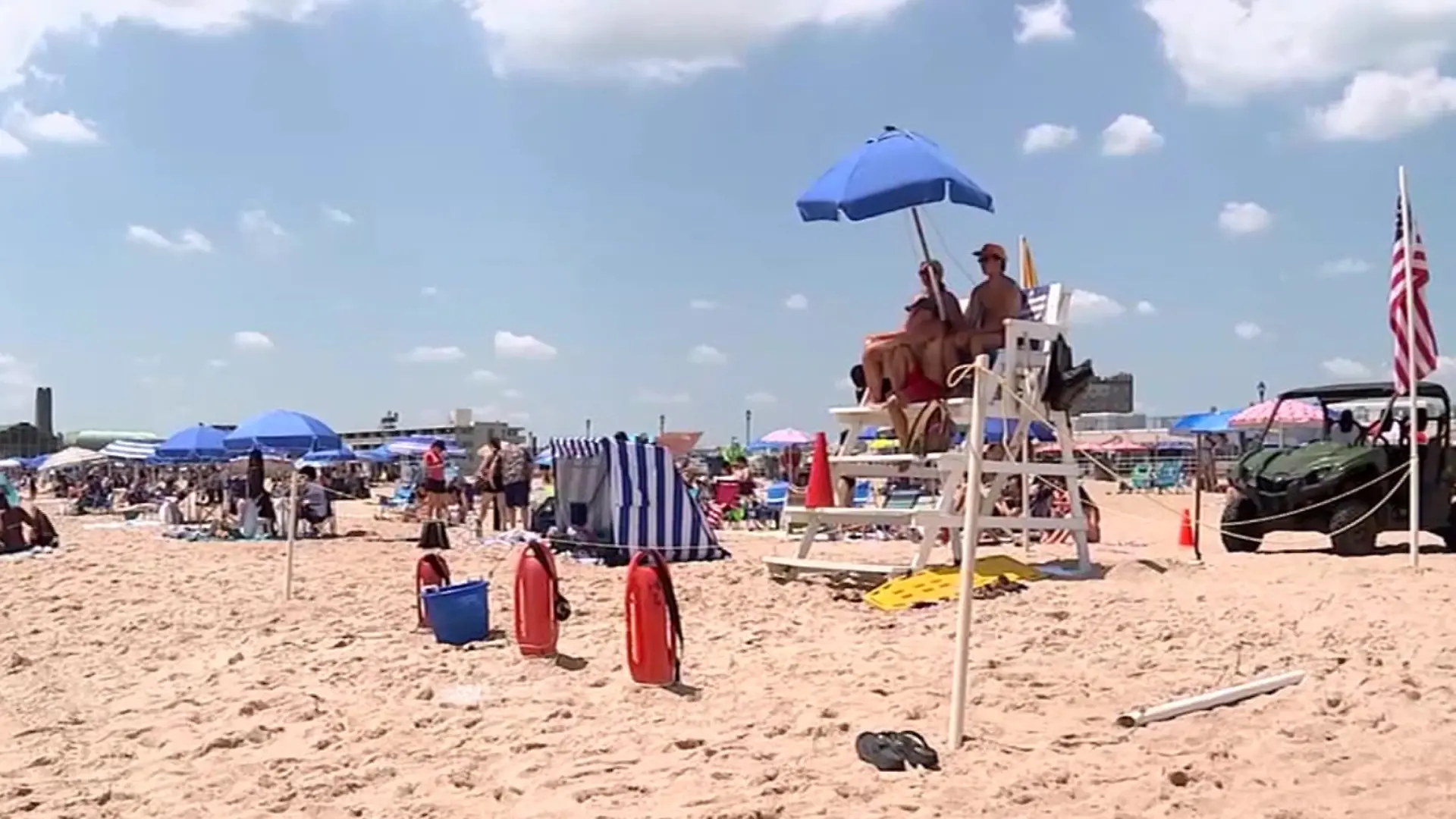 Als die Rettungsschwimmerin den Sonnenschirm öffnet, wird dieser von einer Windböe erfasst.