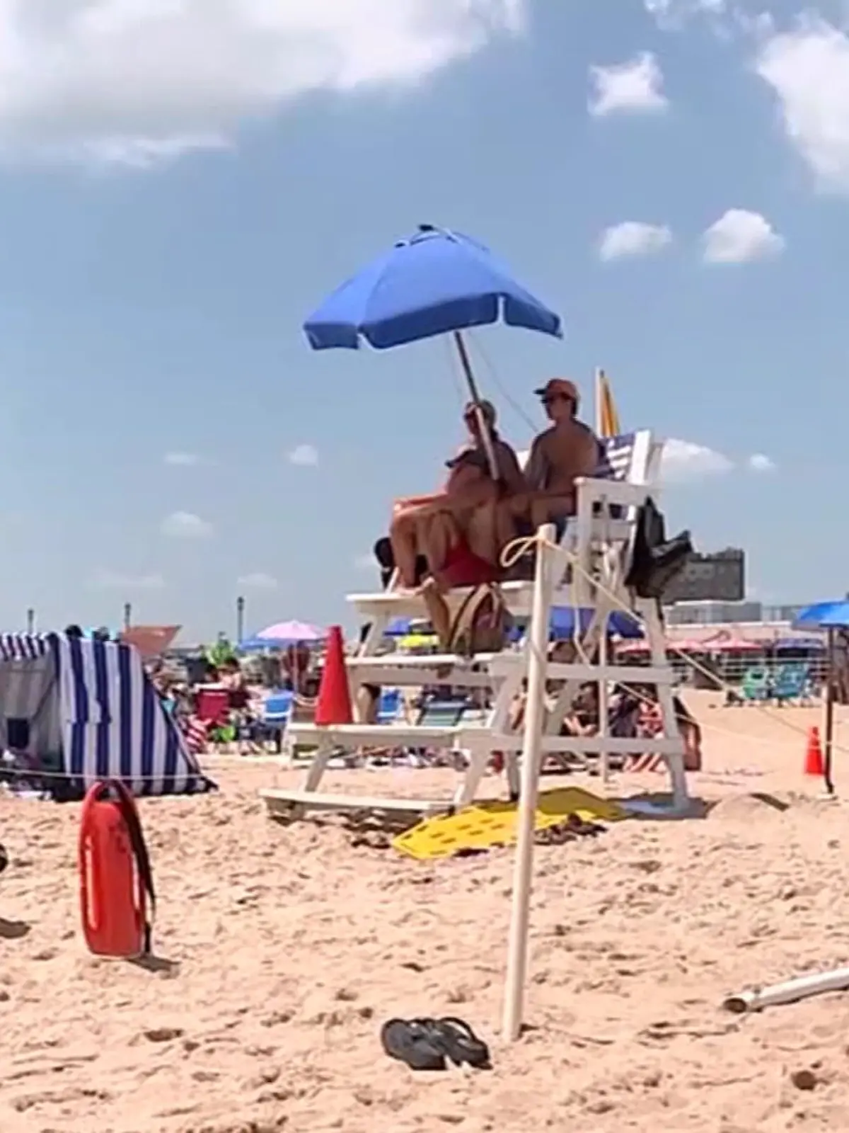 Als die Rettungsschwimmerin den Sonnenschirm öffnet, wird dieser von einer Windböe erfasst. 