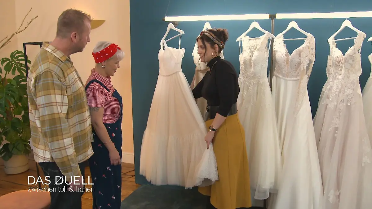 Elaine startet mit der Präsentation ihrer Kleider Jetzt geht's ans Eingemachte