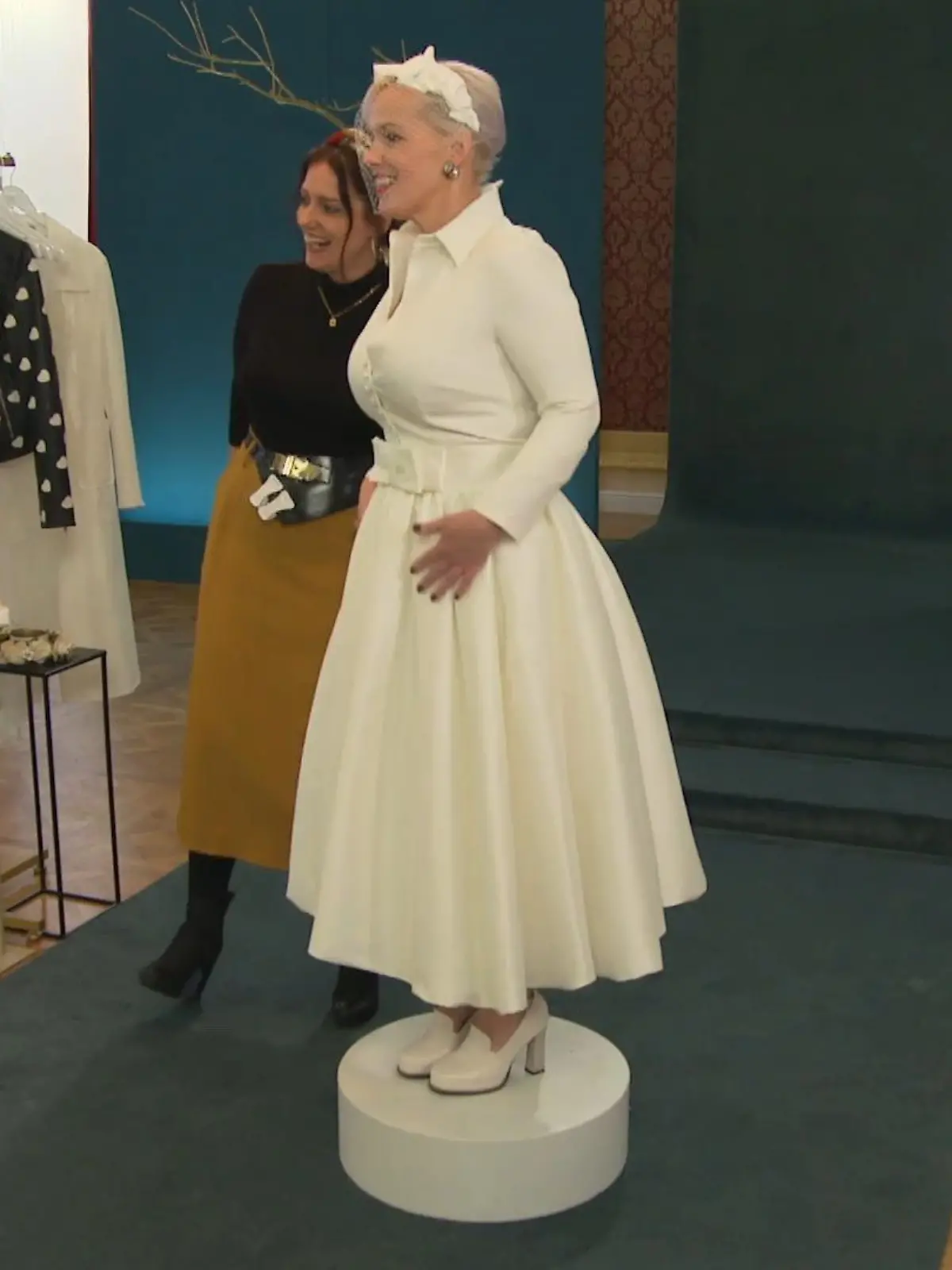 Bild zu: "Das dritte Kleid macht Bea sprachlos"