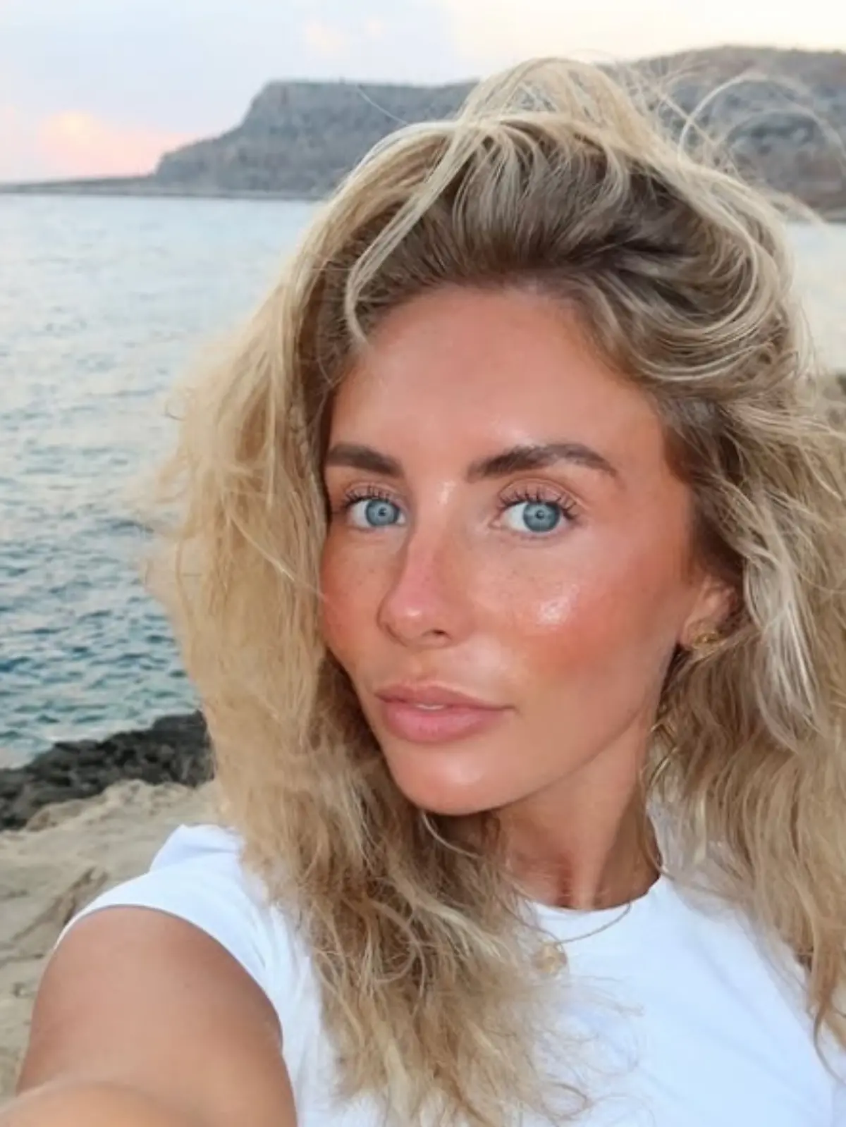 Erotikdarstellerin Bonnie Blue macht Selfie am Strand. 