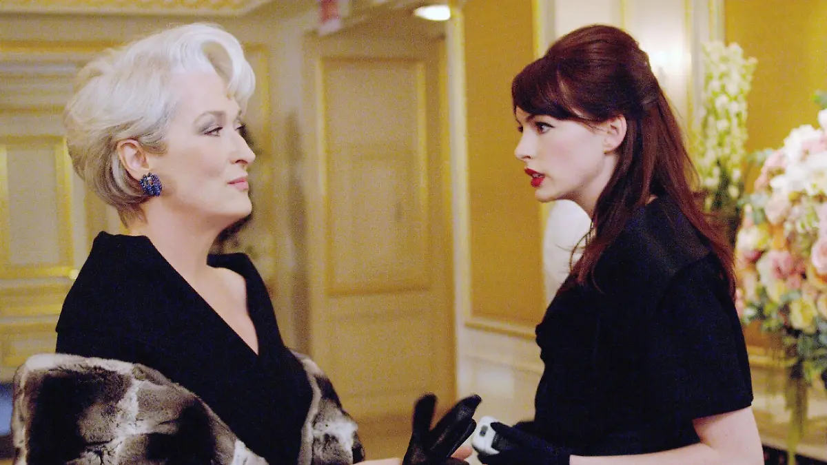 Andy Sachs (Anne Hathaway, r.) will ihre Chefin Miranda Priestly (Meryl Streep) vor einer Intrige warnen.+++ Die Verwendung des sendungsbezogenen Materials ist nur mit dem Hinweis und Verlinkung auf RTL+ gestattet. +++
