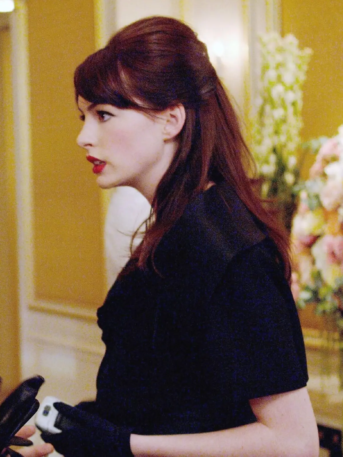 Andy Sachs (Anne Hathaway, r.) will ihre Chefin Miranda Priestly (Meryl Streep) vor einer Intrige warnen.+++ Die Verwendung des sendungsbezogenen Materials ist nur mit dem Hinweis und Verlinkung auf RTL+ gestattet. +++