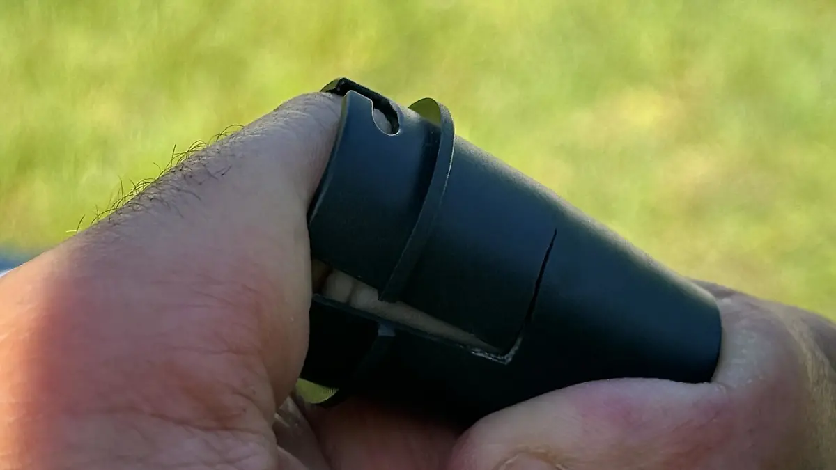 Während ich ein Schlauchboot aufpumpe, bricht die Düse